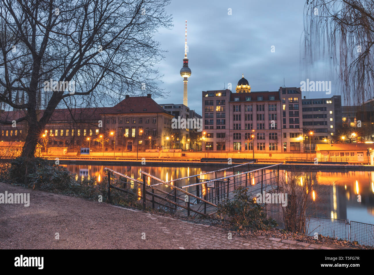 Germania, Berlin-Mitte, vista dal Fischerinsel oltre il fiume Sprea a Berlino la Torre della TV di sera Foto Stock