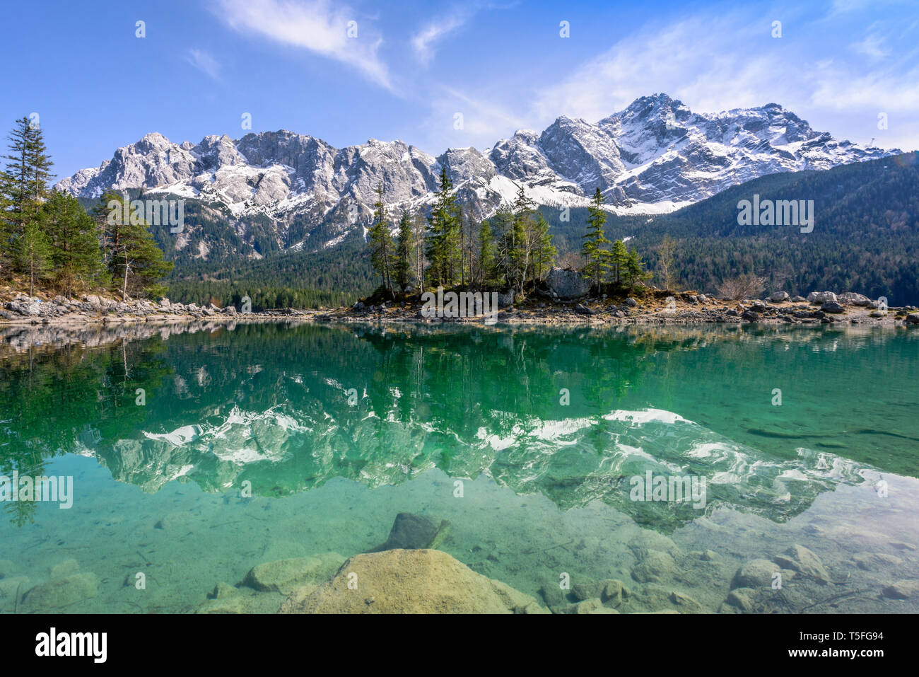 Montagna Zugspitze in turchese Lago Eibsee con riflessioni, Garmisch-Partenkirchen, Baviera, Germania Foto Stock