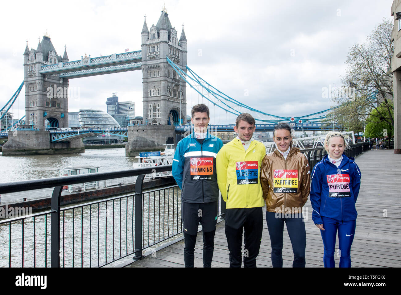 Londra, Regno Unito. Il 24 aprile 2019. British elite runner (l-r) Callum Hawkins, Dewi Grifoni, Lily pernici e Charlotte Purdue durante una pressa photocall un Foto Stock