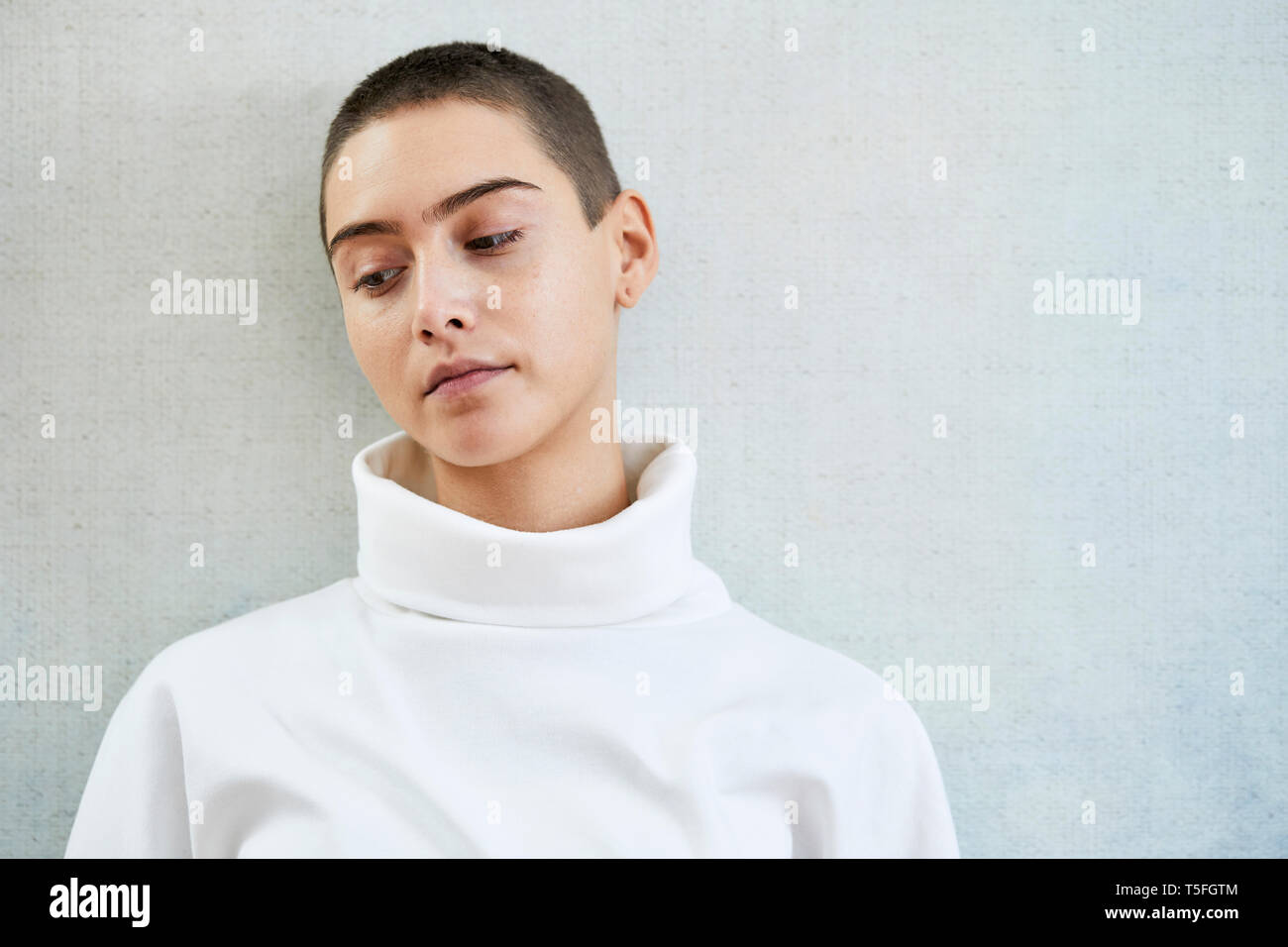 Ritratto di pensosa a pelo corto giovane donna Foto Stock