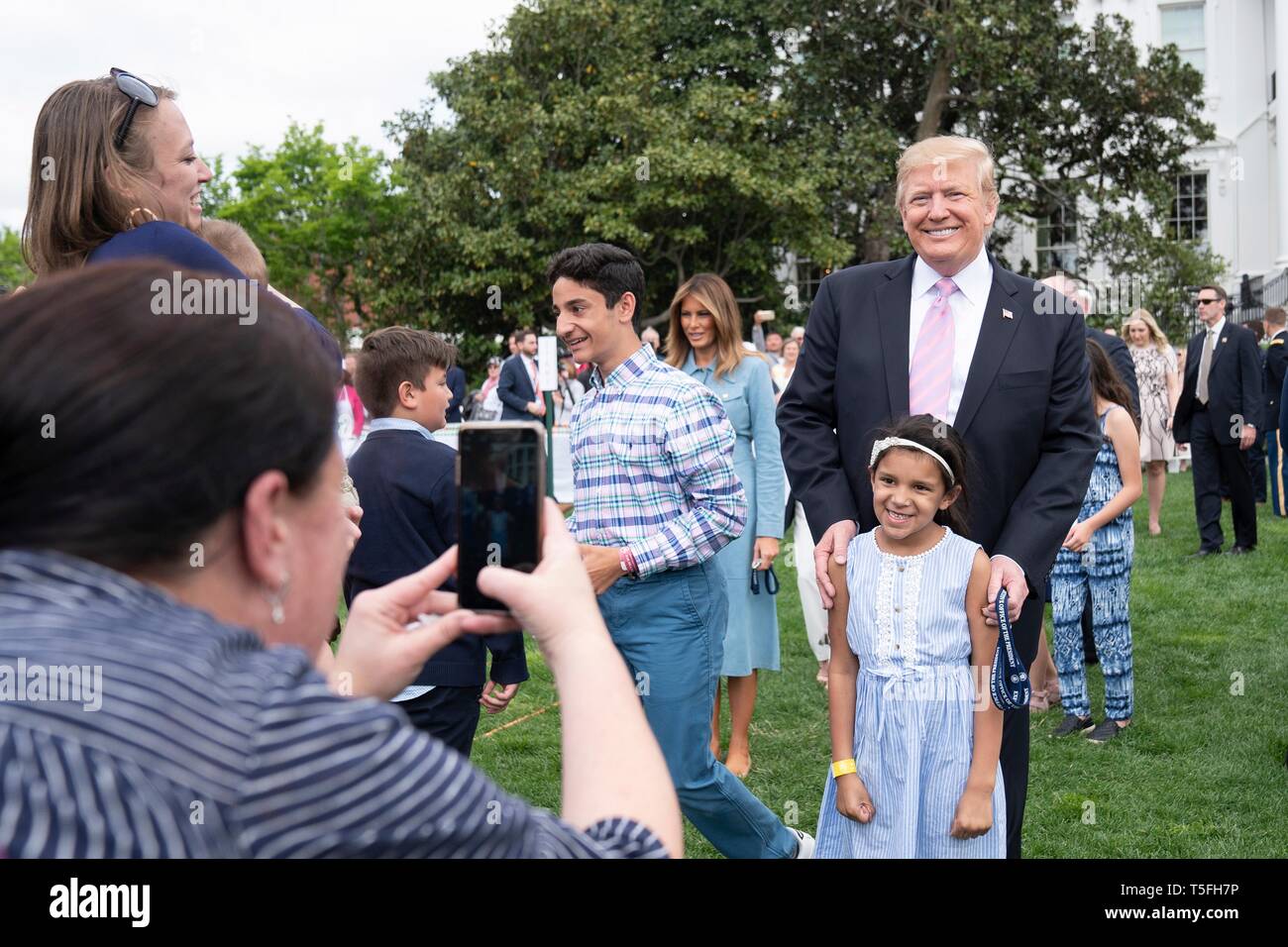 U.S presidente Donald Trump pone per selfies con ospiti durante il White House Easter Egg Roll evento sul prato Sud della Casa Bianca Aprile 22, 2019 a Washington, DC. Questa è la 141anno per le relazioni annuali di primavera evento. Foto Stock