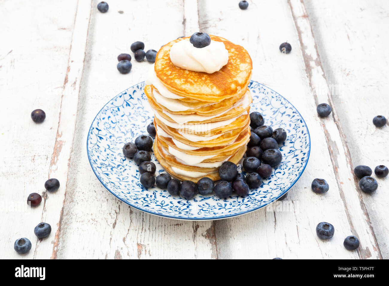 Pancake con mirtilli e yogurt greco, con la farina di mandorle, dieta ketogenic Foto Stock