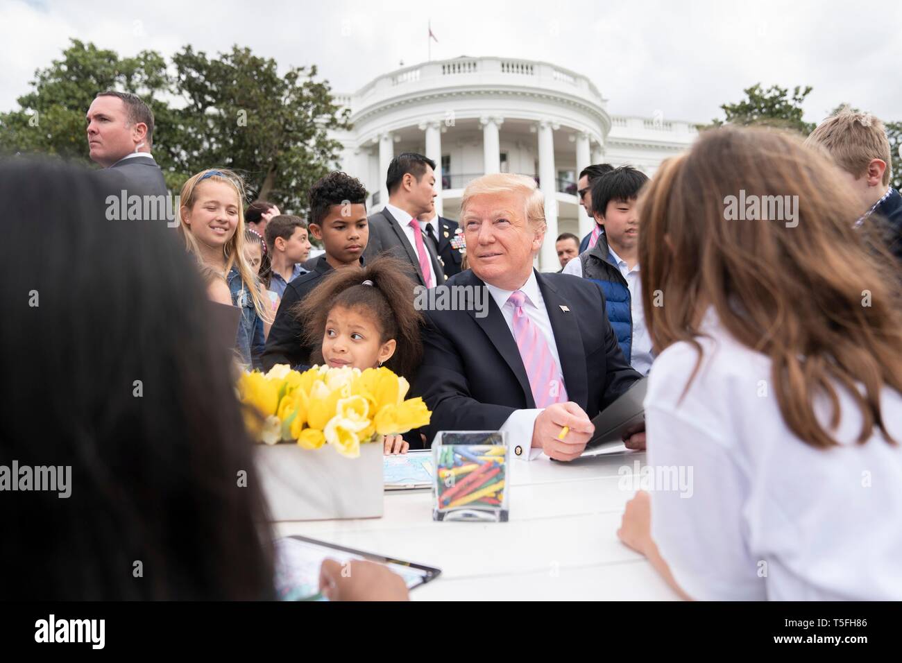 U.S presidente Donald Trump unisce i bambini ad una tabella di colorazione durante il White House Easter Egg Roll evento sul prato Sud della Casa Bianca Aprile 22, 2019 a Washington, DC. Questa è la 141anno per le relazioni annuali di primavera evento. Foto Stock