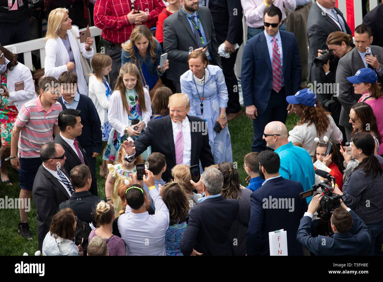 U.S presidente Donald Trump saluta gli ospiti durante il White House Easter Egg Roll evento sul prato Sud della Casa Bianca Aprile 22, 2019 a Washington, DC. Questa è la 141anno per le relazioni annuali di primavera evento. Foto Stock