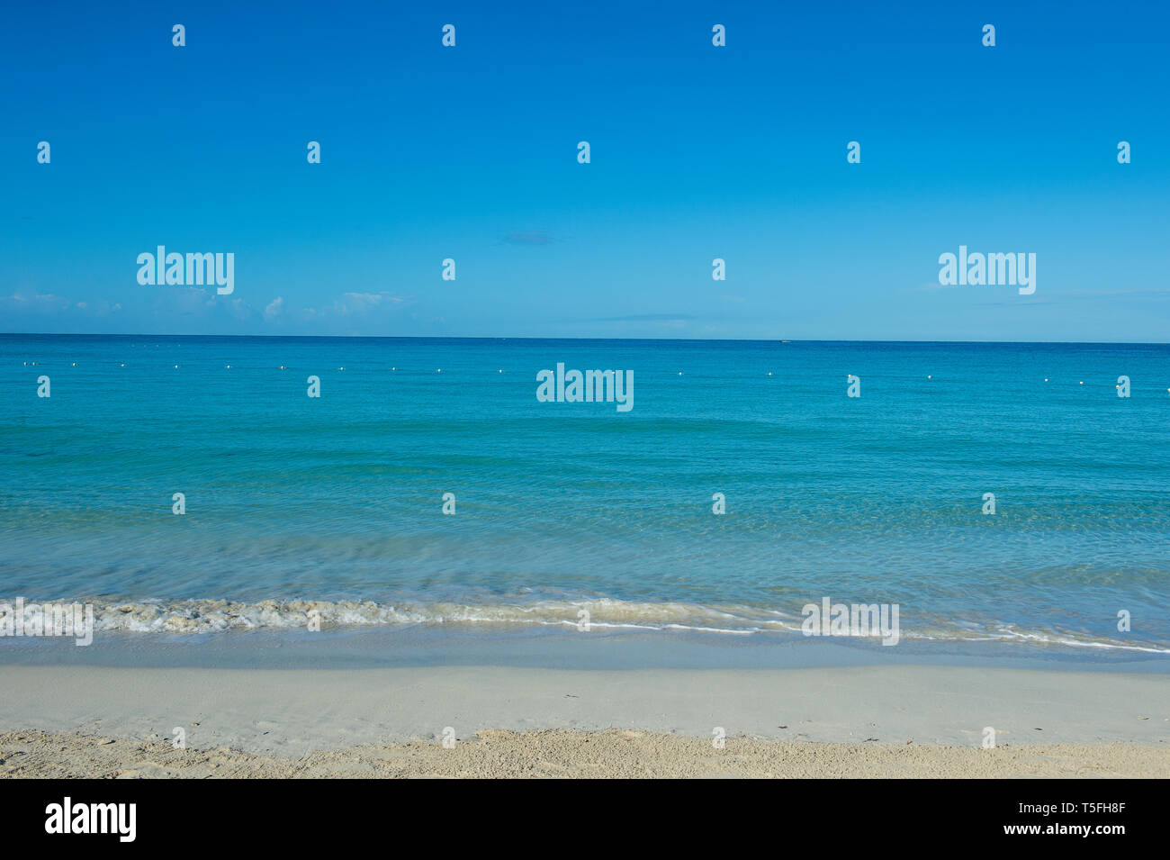 Giamaica, Montego Bay, l'acqua turchese su di una spiaggia di sabbia Foto Stock