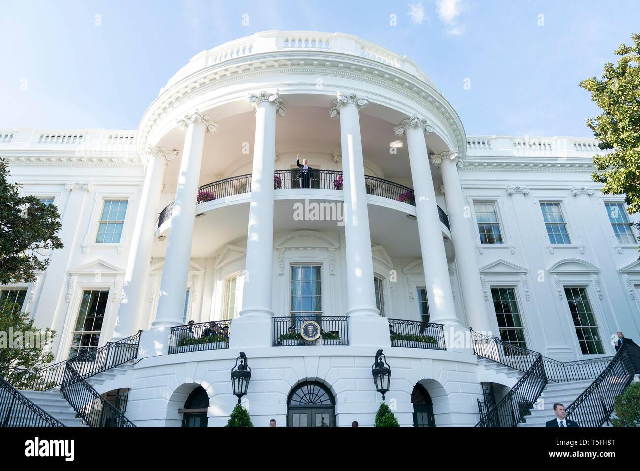 U.S presidente Donald Trump onde per gli ospiti del residence balcone durante l annuale White House Easter Egg Roll evento sul prato Sud della Casa Bianca Aprile 22, 2019 a Washington, DC. Questa è la 141anno per le relazioni annuali di primavera evento. Foto Stock