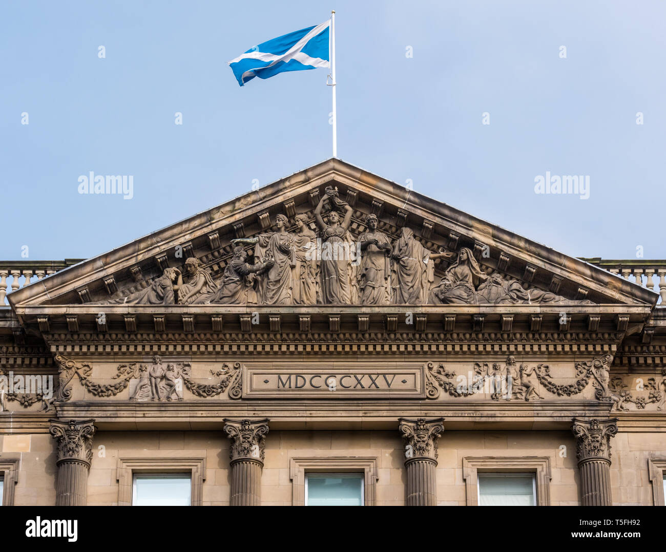 Saggi e delle vergini stolte da John Steell nel timpano scolpito, Aberdeen edificio Standard con bandiera si intraversa, George Street, Edimburgo, Scozia, Regno Unito Foto Stock