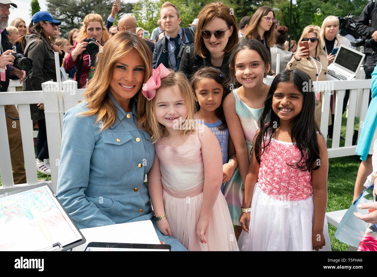 U.S prima signora Melania Trump pone con ospiti durante il White House Easter Egg Roll evento sul prato Sud della Casa Bianca Aprile 22, 2019 a Washington, DC. Questa è la 141anno per le relazioni annuali di primavera evento. Foto Stock