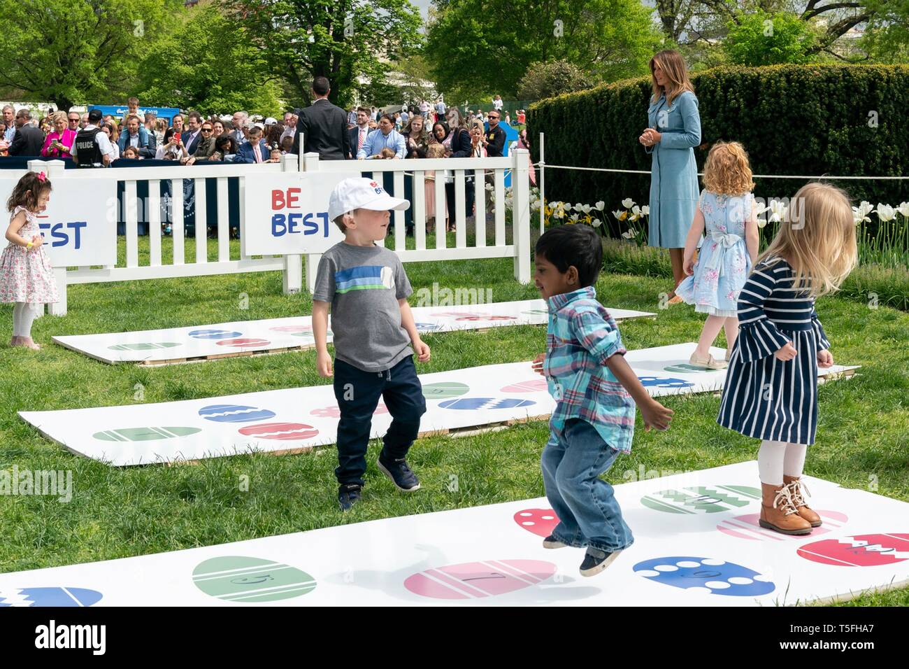 U.S prima signora Melania Trump a campana gioco durante il White House Easter Egg Roll evento sul prato Sud della Casa Bianca Aprile 22, 2019 a Washington, DC. Questa è la 141anno per le relazioni annuali di primavera evento. Foto Stock