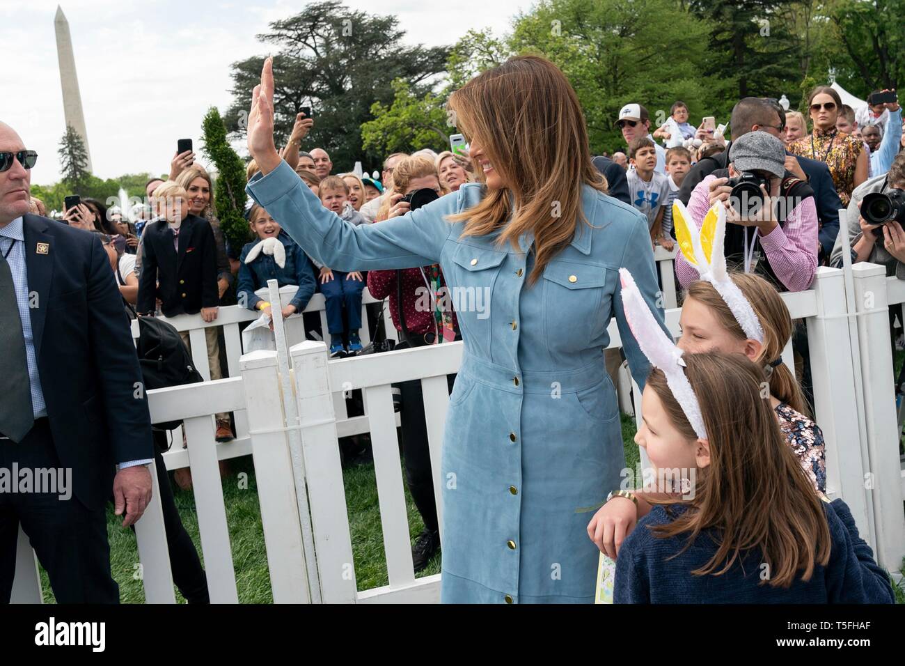 U.S prima signora Melania Trump onde per gli ospiti durante il White House Easter Egg Roll evento sul prato Sud della Casa Bianca Aprile 22, 2019 a Washington, DC. Questa è la 141anno per le relazioni annuali di primavera evento. Foto Stock