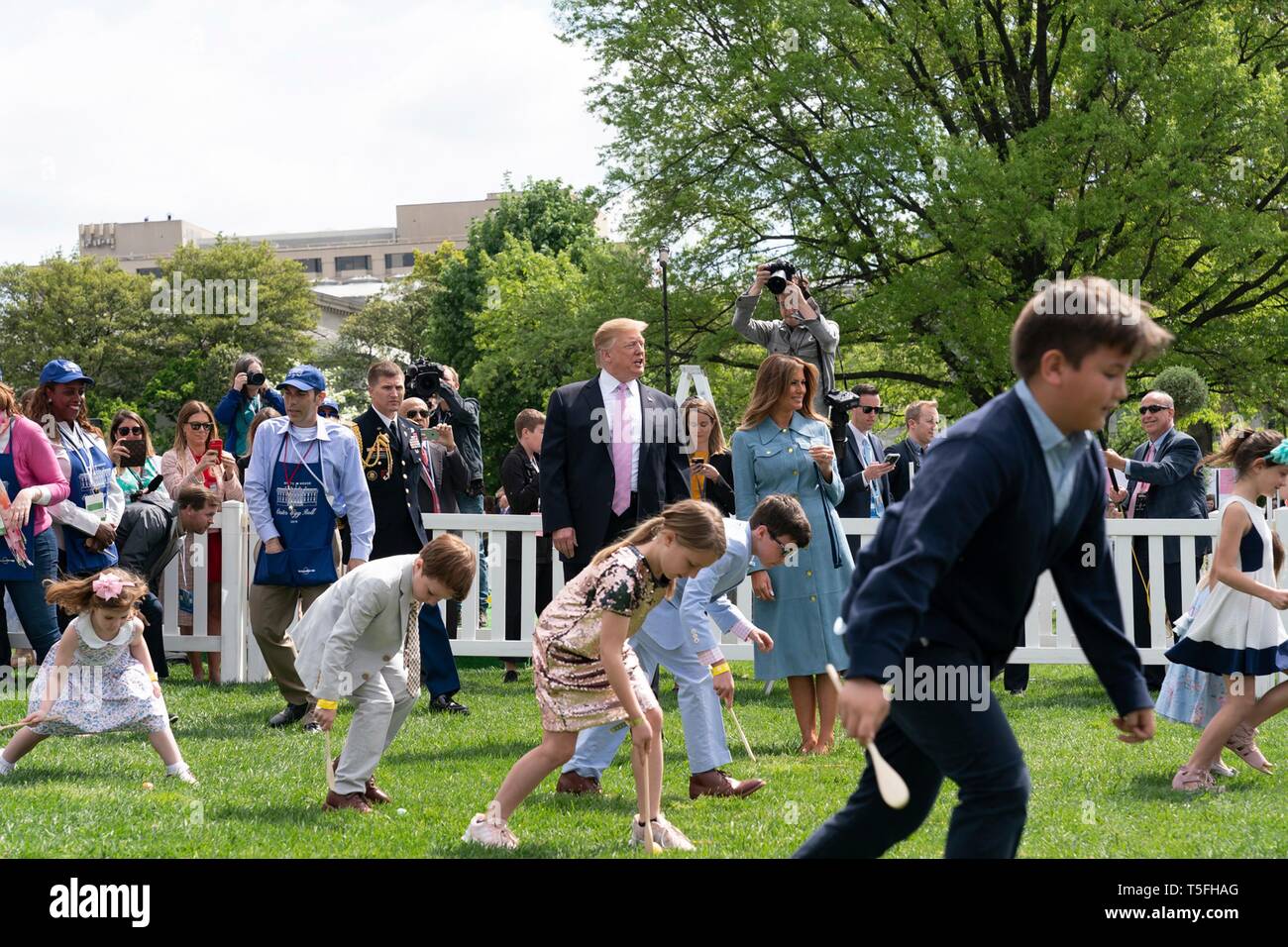 U.S presidente Donald Trump e la First Lady Melania Trump guarda il rotolo di uova gare durante l annuale White House Easter Egg Roll evento sul prato Sud della Casa Bianca Aprile 22, 2019 a Washington, DC. Questa è la 141anno per le relazioni annuali di primavera evento. Foto Stock