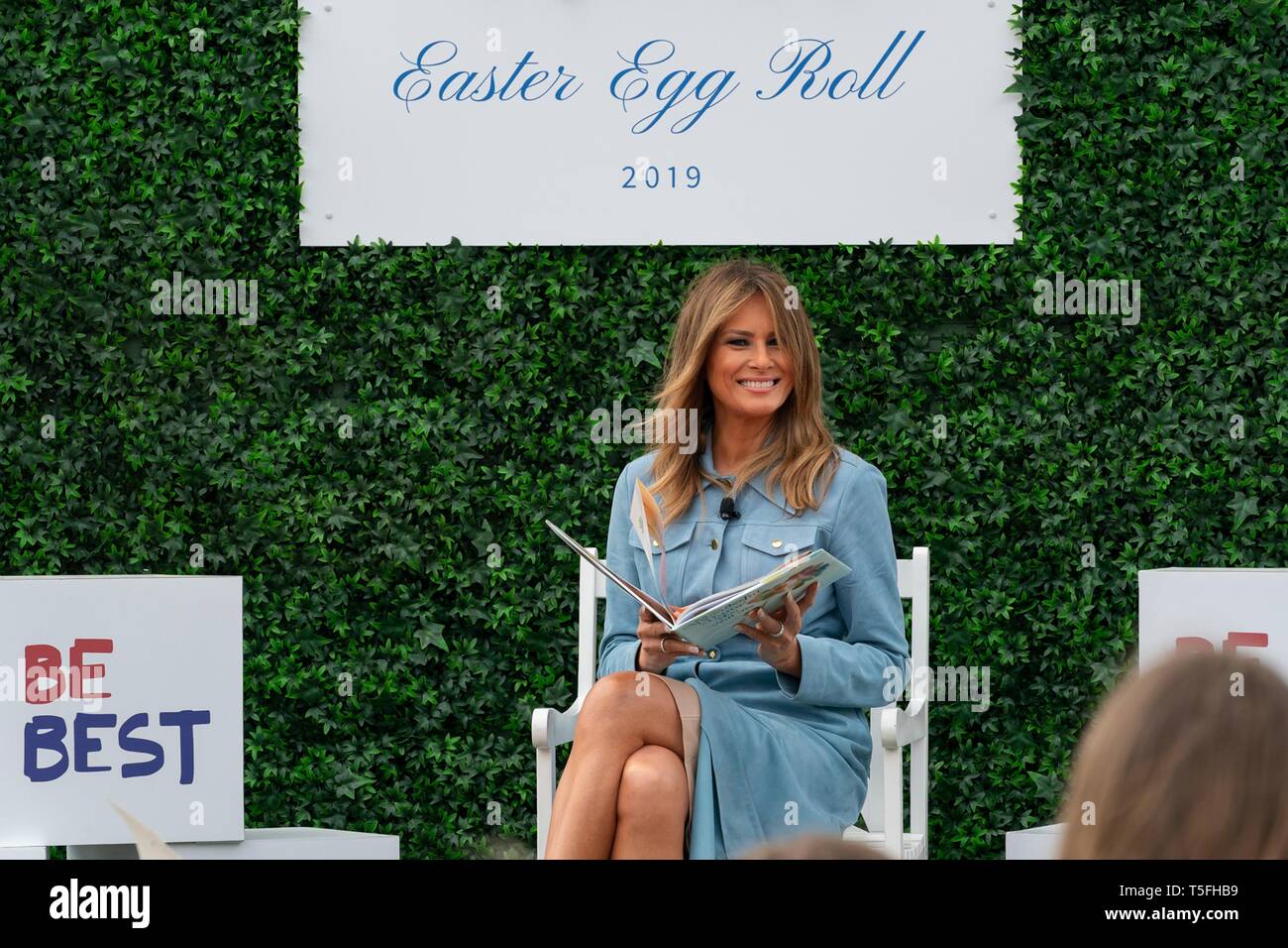 U.S prima signora Melania Trump di letture per i bambini presso l'angolo di lettura durante il White House Easter Egg Roll evento sul prato Sud della Casa Bianca Aprile 22, 2019 a Washington, DC. Questa è la 141anno per le relazioni annuali di primavera evento. Foto Stock