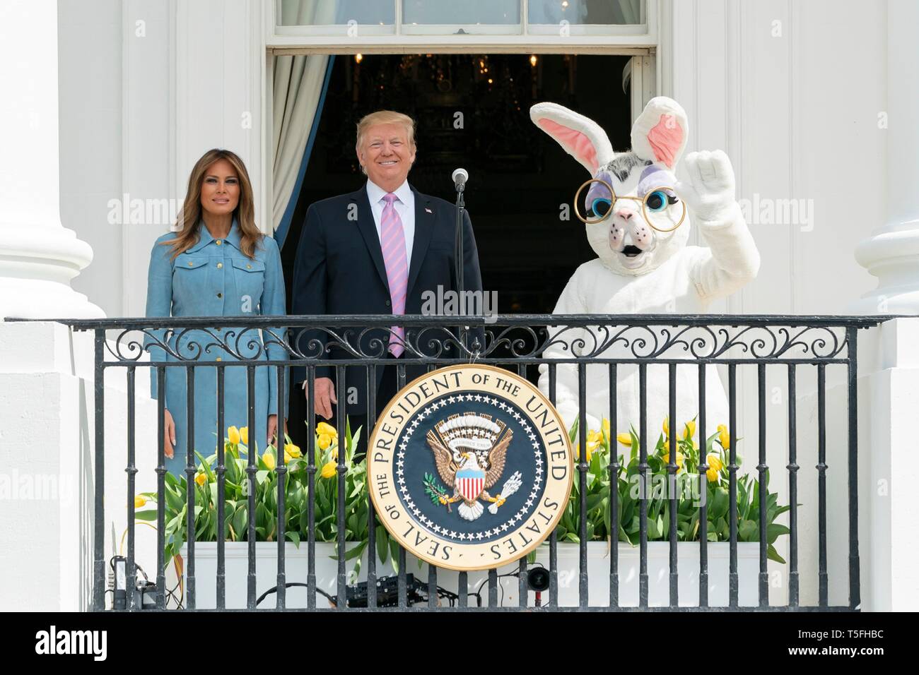 U.S presidente Donald Trump e la First Lady Melania Trump unire il coniglietto di Pasqua nell annunciare l'avvio dell'annuale White House Easter Egg Roll evento dal Sud Portico balcone della Casa Bianca Aprile 22, 2019 a Washington, DC. Questa è la 141anno per le relazioni annuali di primavera evento. Foto Stock