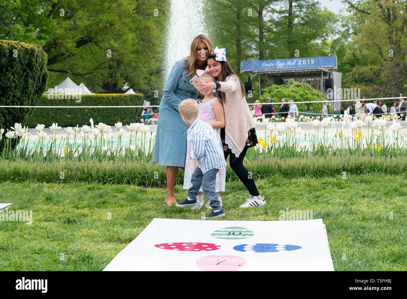 U.S prima signora Melania Trump pone per un selfie alla campana gioco durante il White House Easter Egg Roll evento sul prato Sud della Casa Bianca Aprile 22, 2019 a Washington, DC. Questa è la 141anno per le relazioni annuali di primavera evento. Foto Stock
