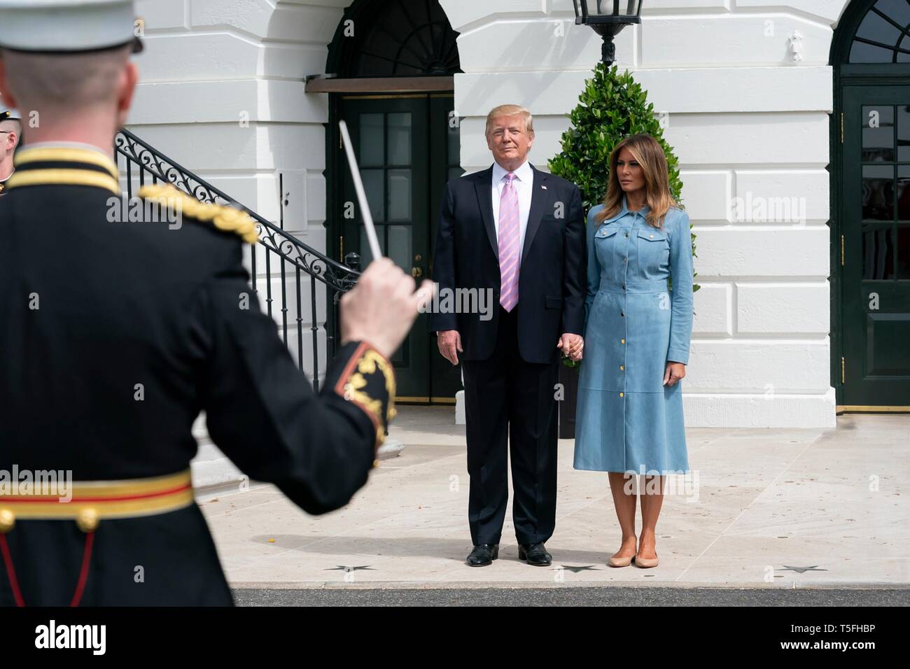 U.S presidente Donald Trump e la First Lady Melania Trump ascoltare la banda militare durante l annuale White House Easter Egg Roll evento sul prato Sud della Casa Bianca Aprile 22, 2019 a Washington, DC. Questa è la 141anno per le relazioni annuali di primavera evento. Foto Stock