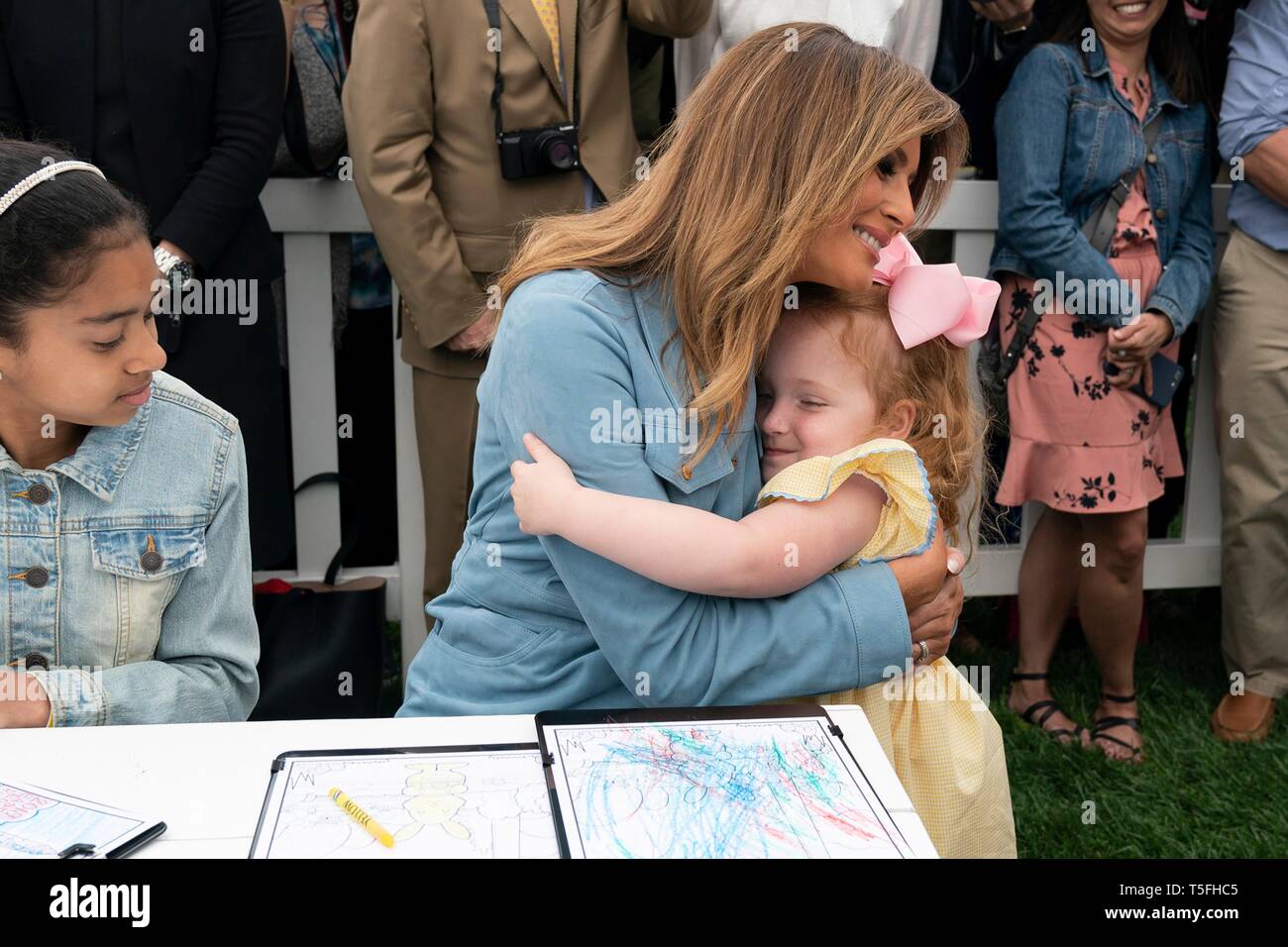 U.S prima signora Melania Trump abbraccia una giovane ragazza durante il White House Easter Egg Roll evento sul prato Sud della Casa Bianca Aprile 22, 2019 a Washington, DC. Questa è la 141anno per le relazioni annuali di primavera evento. Foto Stock