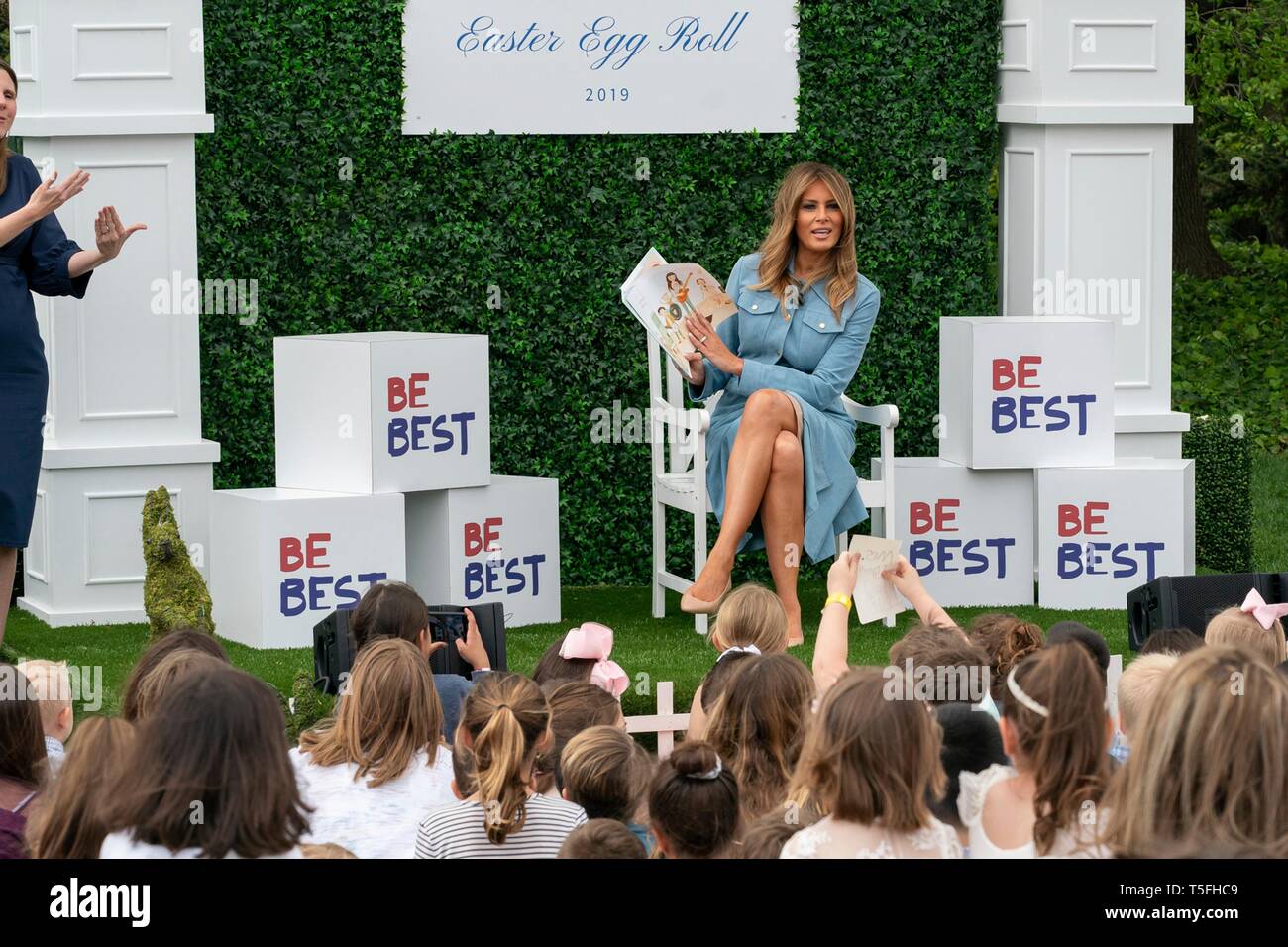 U.S prima signora Melania Trump legge una storia per i bambini presso l'angolo di lettura durante il White House Easter Egg Roll evento sul prato Sud della Casa Bianca Aprile 22, 2019 a Washington, DC. Questa è la 141anno per le relazioni annuali di primavera evento. Foto Stock