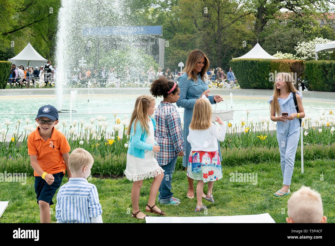 U.S prima signora Melania Trump a campana gioco durante il White House Easter Egg Roll evento sul prato Sud della Casa Bianca Aprile 22, 2019 a Washington, DC. Questa è la 141anno per le relazioni annuali di primavera evento. Foto Stock