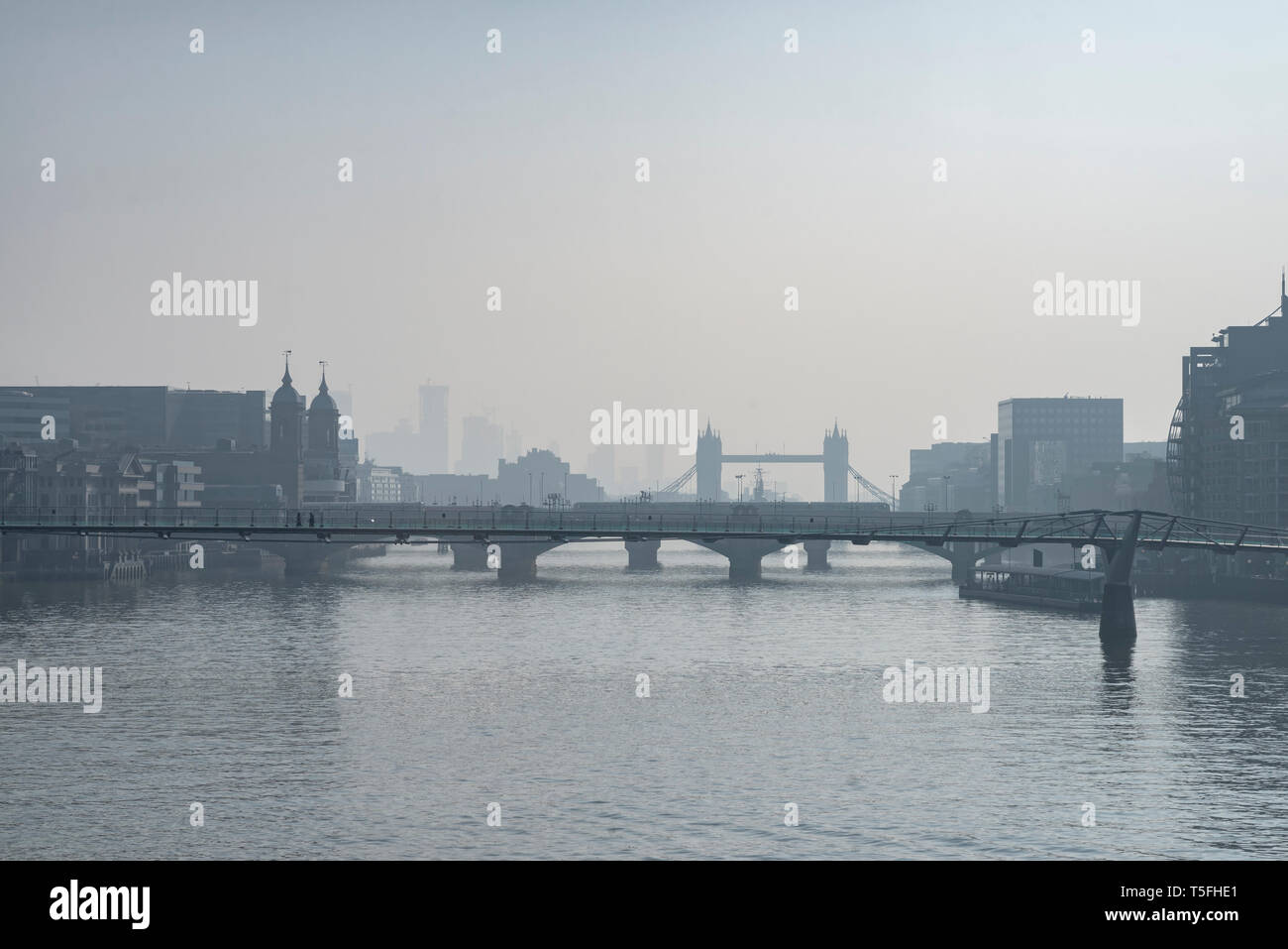 Ponti sul Fiume Tamigi a Londra in Inghilterra Foto Stock