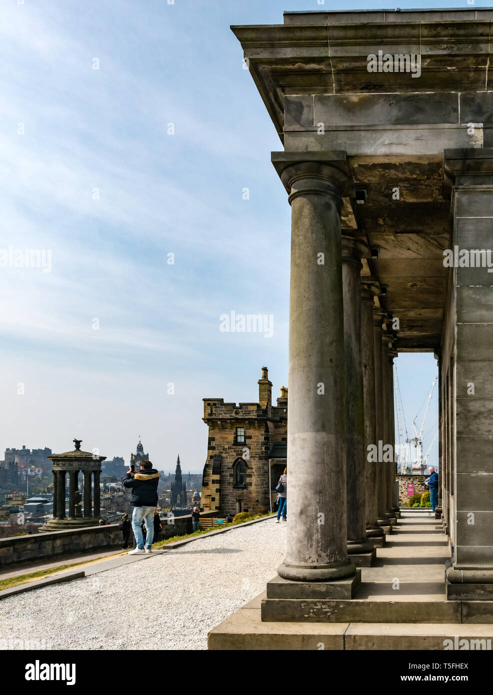 I turisti a Playfair City Observatory, ora collettiva galleria d'arte, Calton Hill, Edimburgo, Scozia, Regno Unito Foto Stock