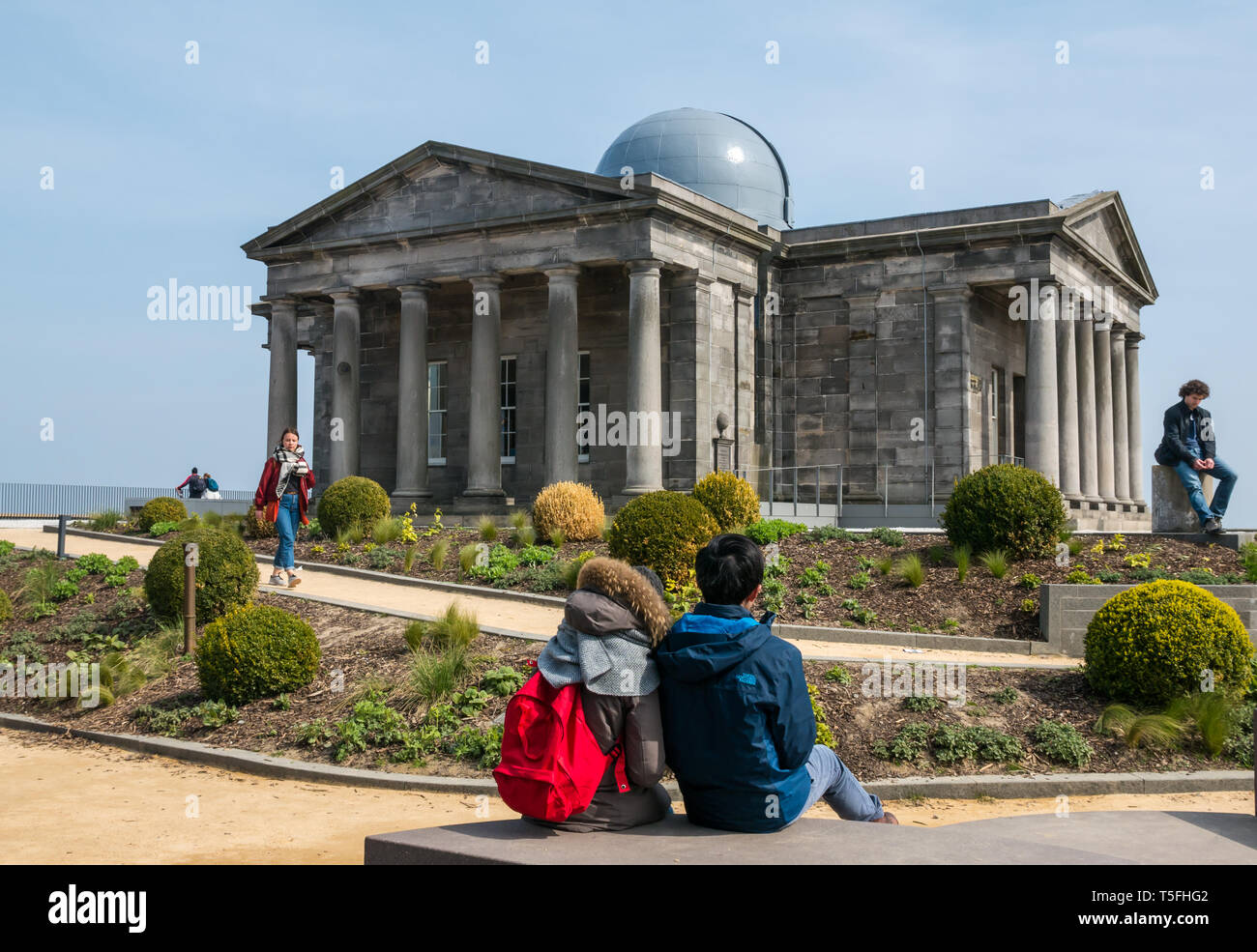I turisti a Playfair City Observatory, ora collettiva galleria d'arte, Calton Hill, Edimburgo, Scozia, Regno Unito Foto Stock
