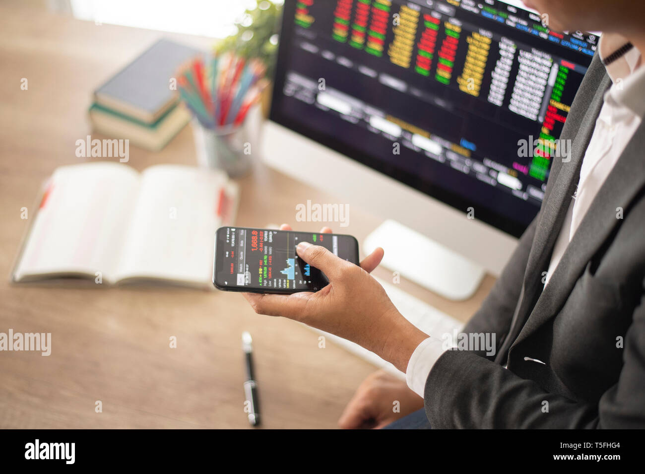 Analisi di dati nel mercato commerciale. Set di lavoro per analizzare le statistiche finanziarie e analisi di dati di mercato. Analizzare i grafici&grafico per scoprire la res Foto Stock