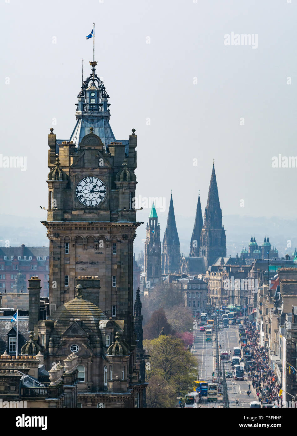 Vista nebuloso di Balmoral Hotel torre dell orologio con lo skyline della citta', il centro di Edimburgo, Scozia, Regno Unito Foto Stock
