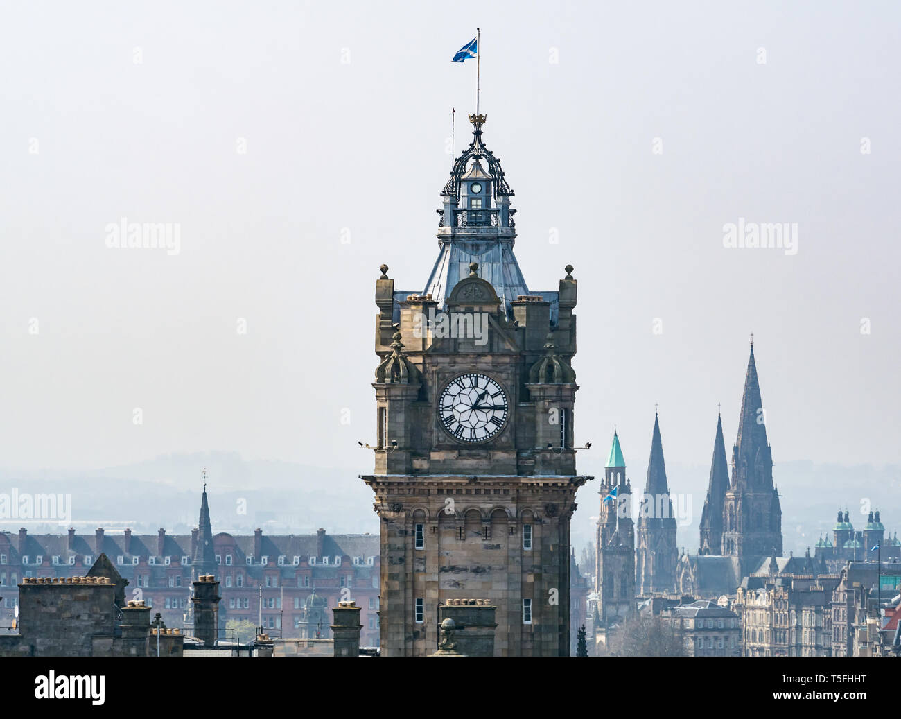 Vista nebuloso di Balmoral Hotel torre dell orologio con lo skyline della citta', il centro di Edimburgo, Scozia, Regno Unito Foto Stock