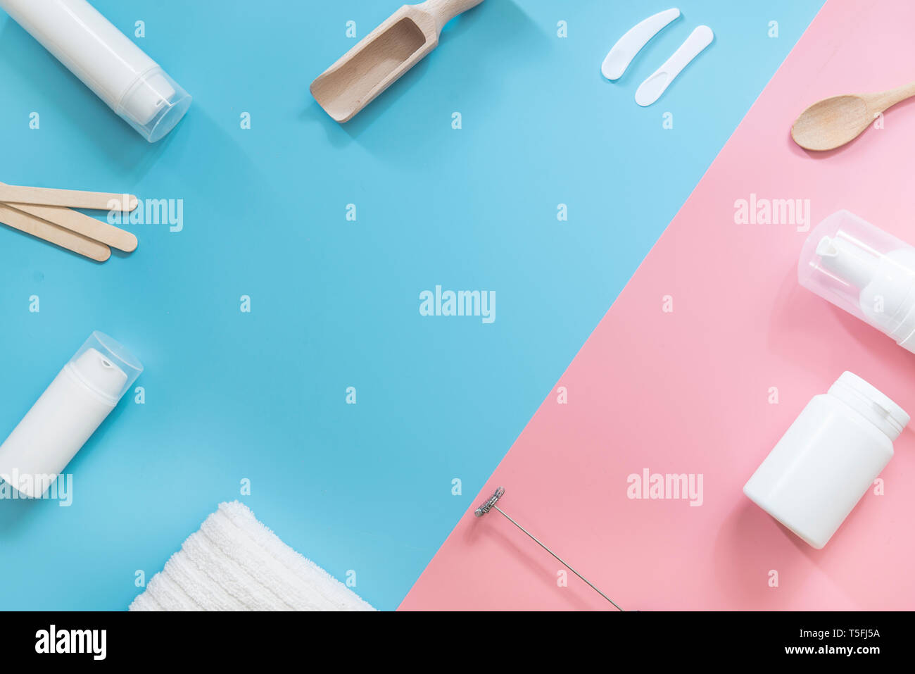 Contenitori fatta in casa di prodotti cosmetici, laici piatta Foto Stock