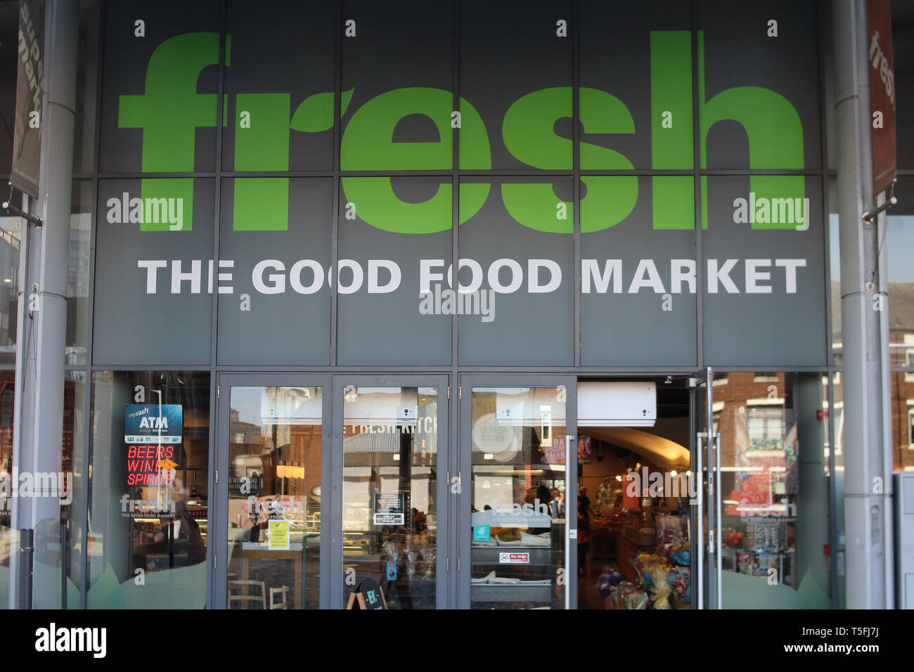L'ingresso di un nuovo negozio di supermercati in Smithfield, Dublino. Specializzato in cibo fresco è anche un delicatessen e un ristorante. Foto Stock