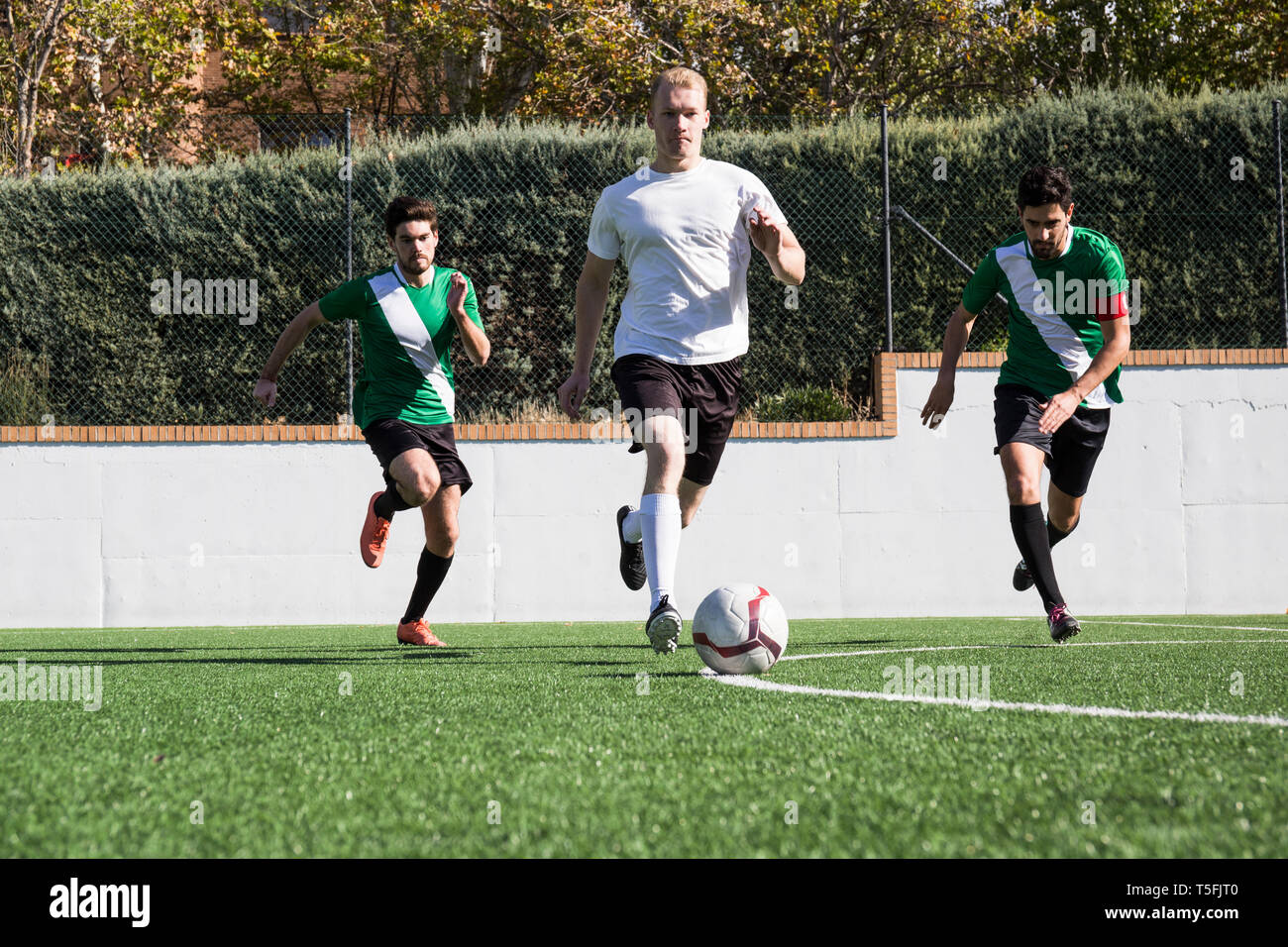 I giocatori di calcio durante una partita sul campo Foto Stock