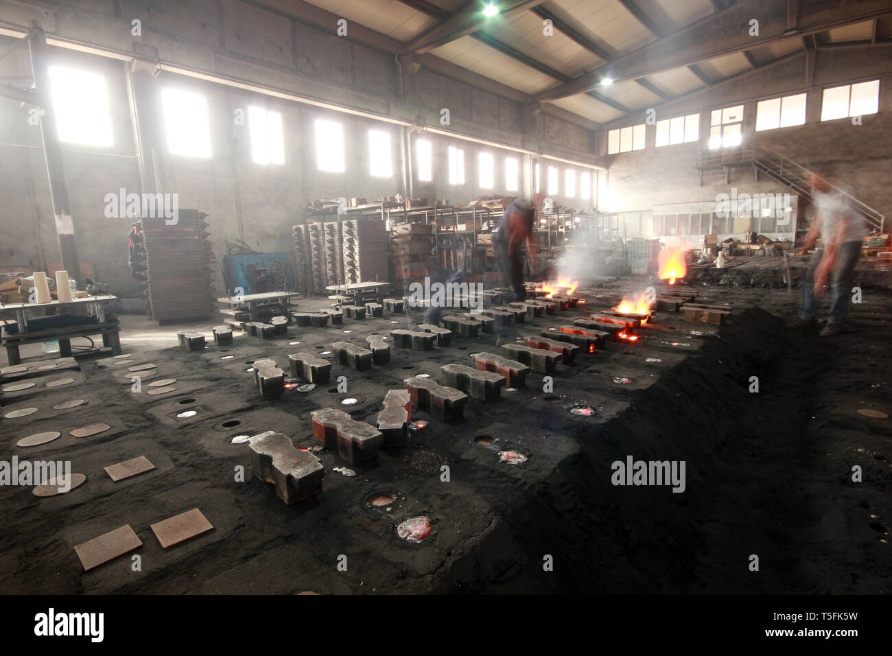 I lavoratori di una fonderia a forno di fusione Foto Stock