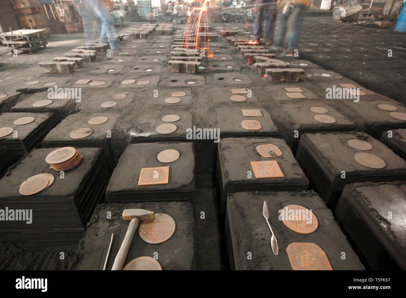 I lavoratori di una fonderia a forno di fusione Foto Stock