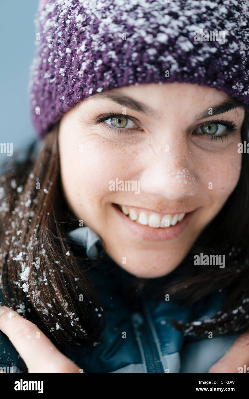 Ritratto di una donna che indossa wooly hat Foto Stock