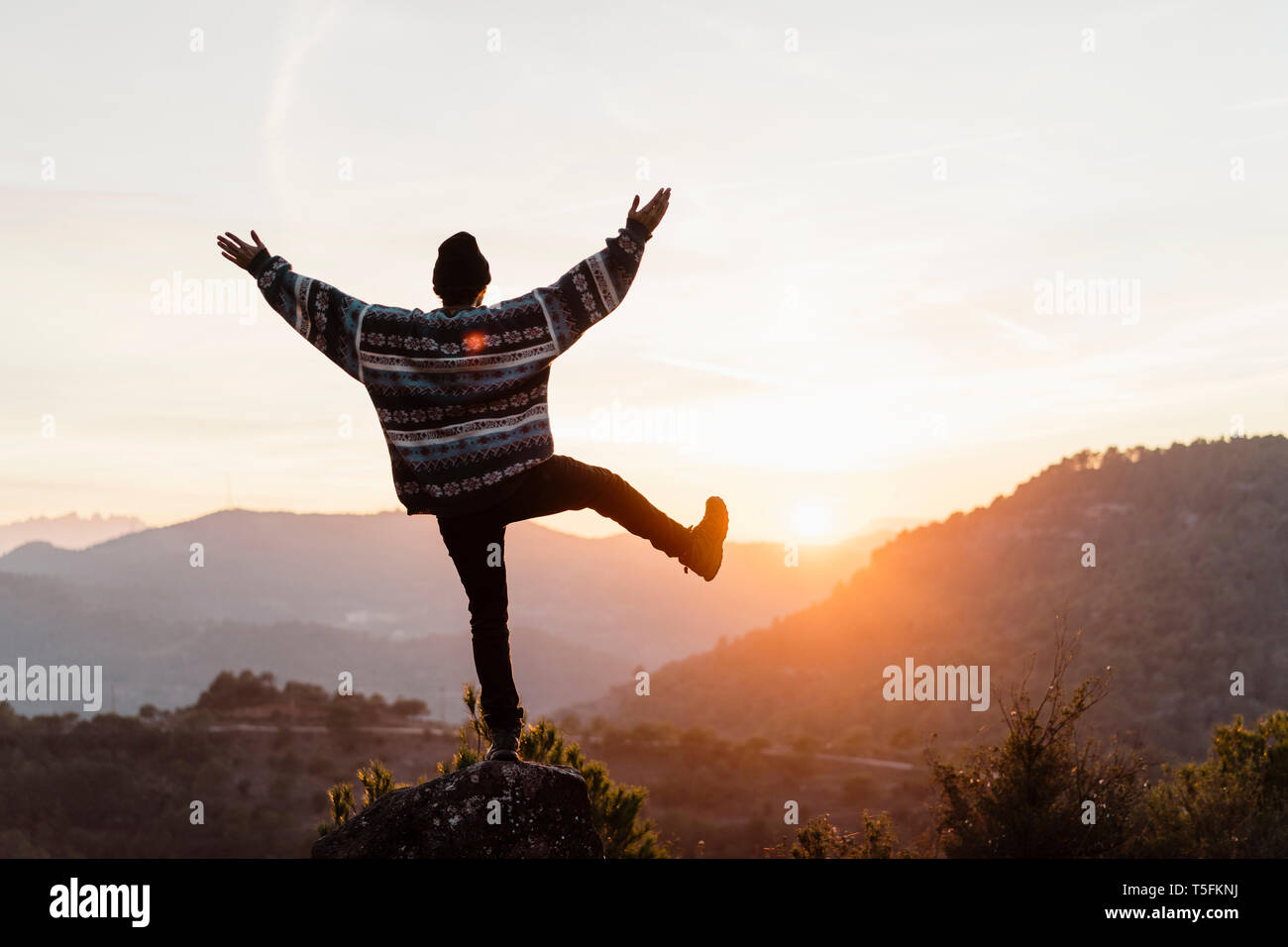 Il giovane che si affaccia su un parco naturale Sant Llorenç del Munt i l Obach, Barcellona, Spagna Foto Stock