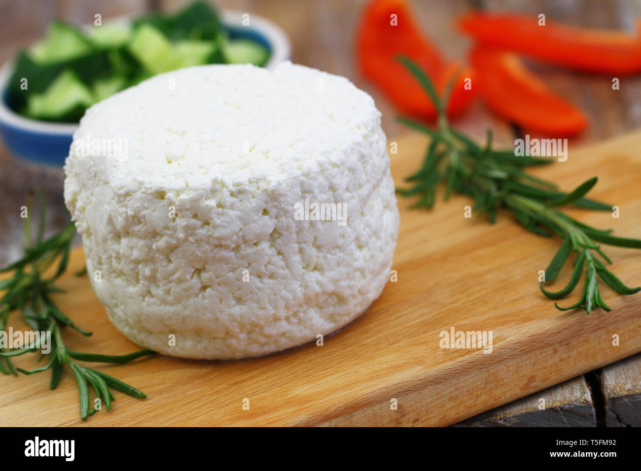 Tradizionale polacco formaggio su pannello di legno Foto Stock