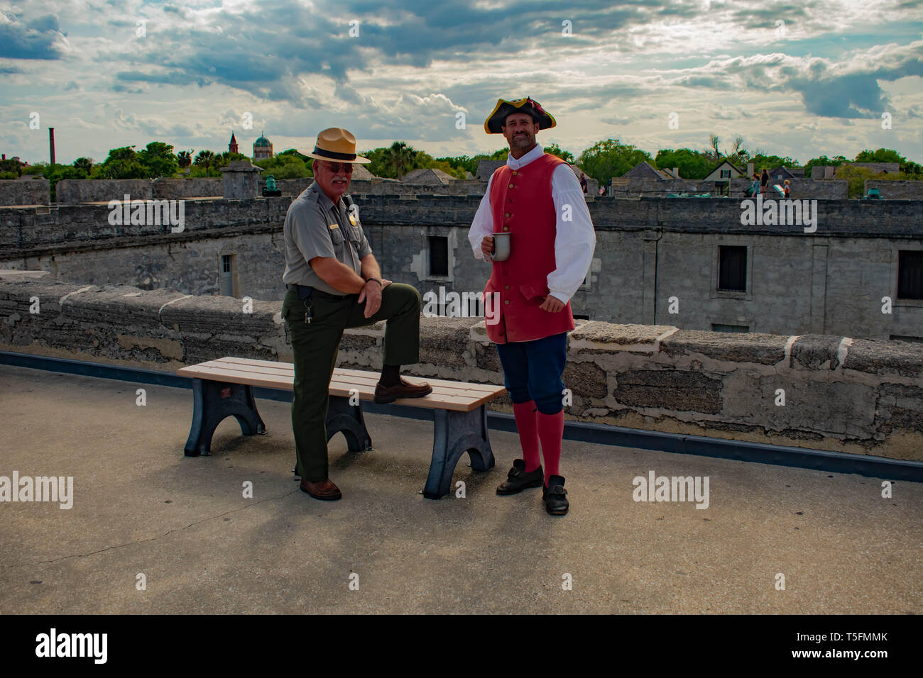Sant'Agostino, Florida. Marzo 31 , 2019 . Nice Park Rangers e soldato spagnolo del XVII secolo in Florida storico della costa. Foto Stock