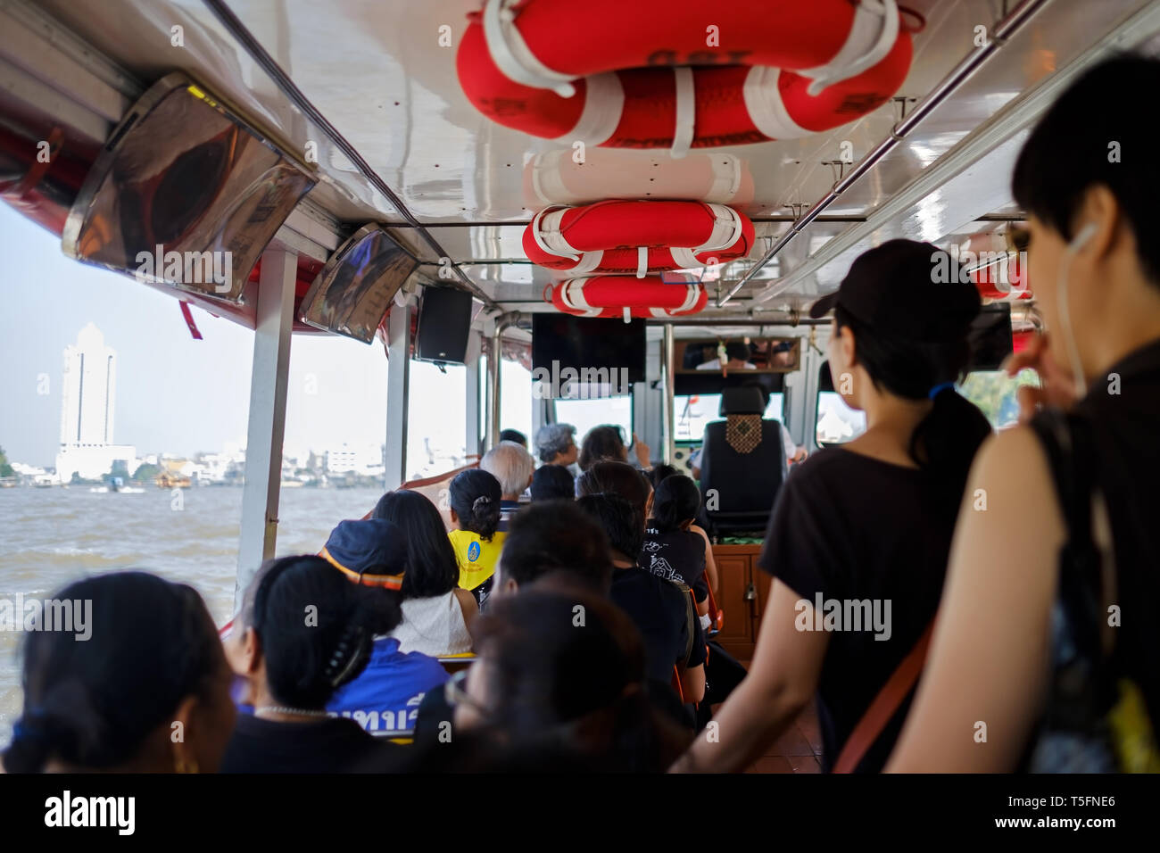 BANGKOK, Thailandia Ottobre 29, 2017: barca con i turisti e i passeggeri per il trasporto Foto Stock