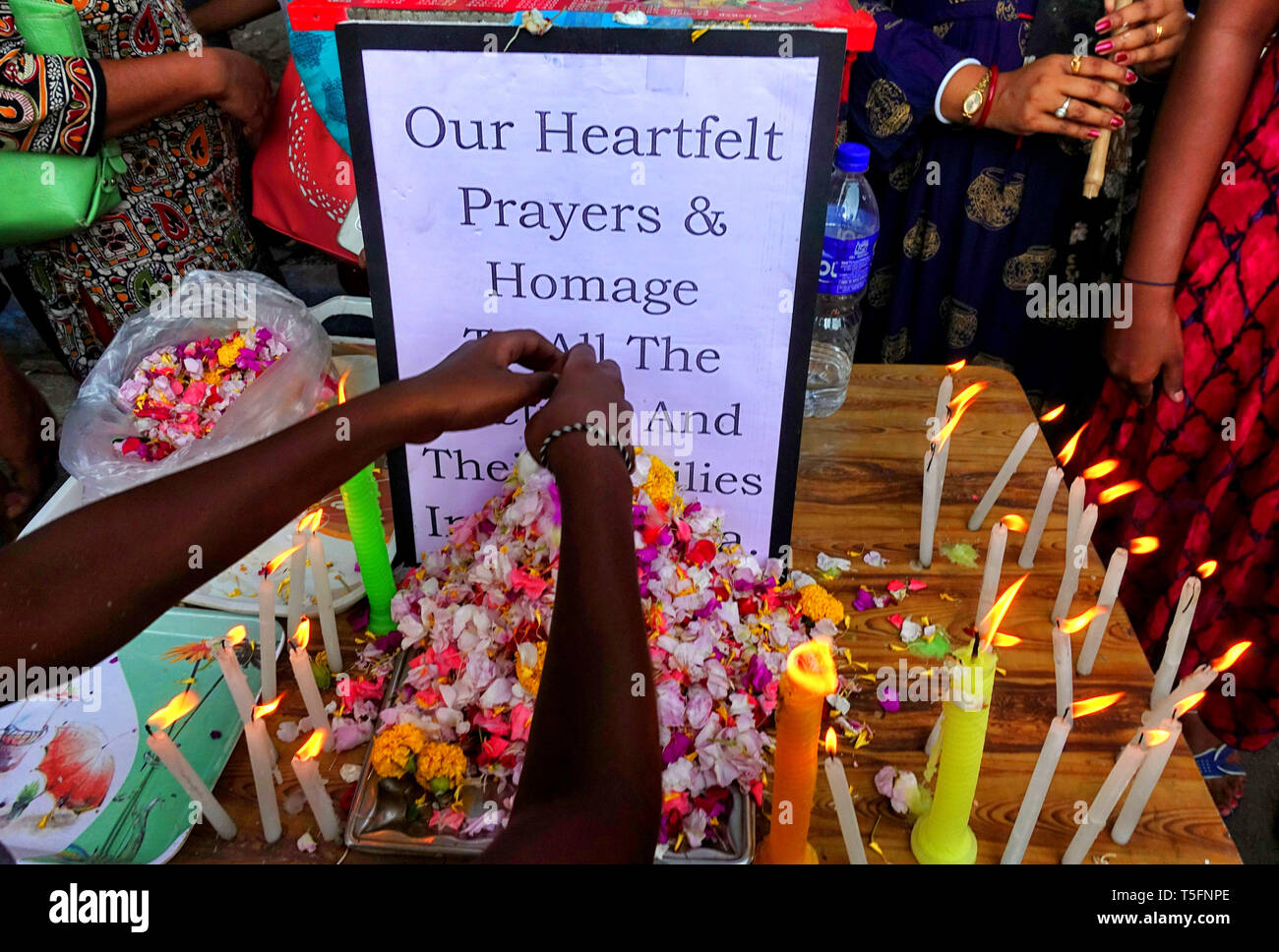 Persone provenienti da diverse comunità sono visti accendendo candele e mostrando la loro solidarietà per le vittime dello Srilanka durante la preghiera. Domenica XXI Aprile almeno 300 persone sono morte in esplosione suicida durante la Pasqua la preghiera da un gruppo terroristico in Srilanka. Foto Stock