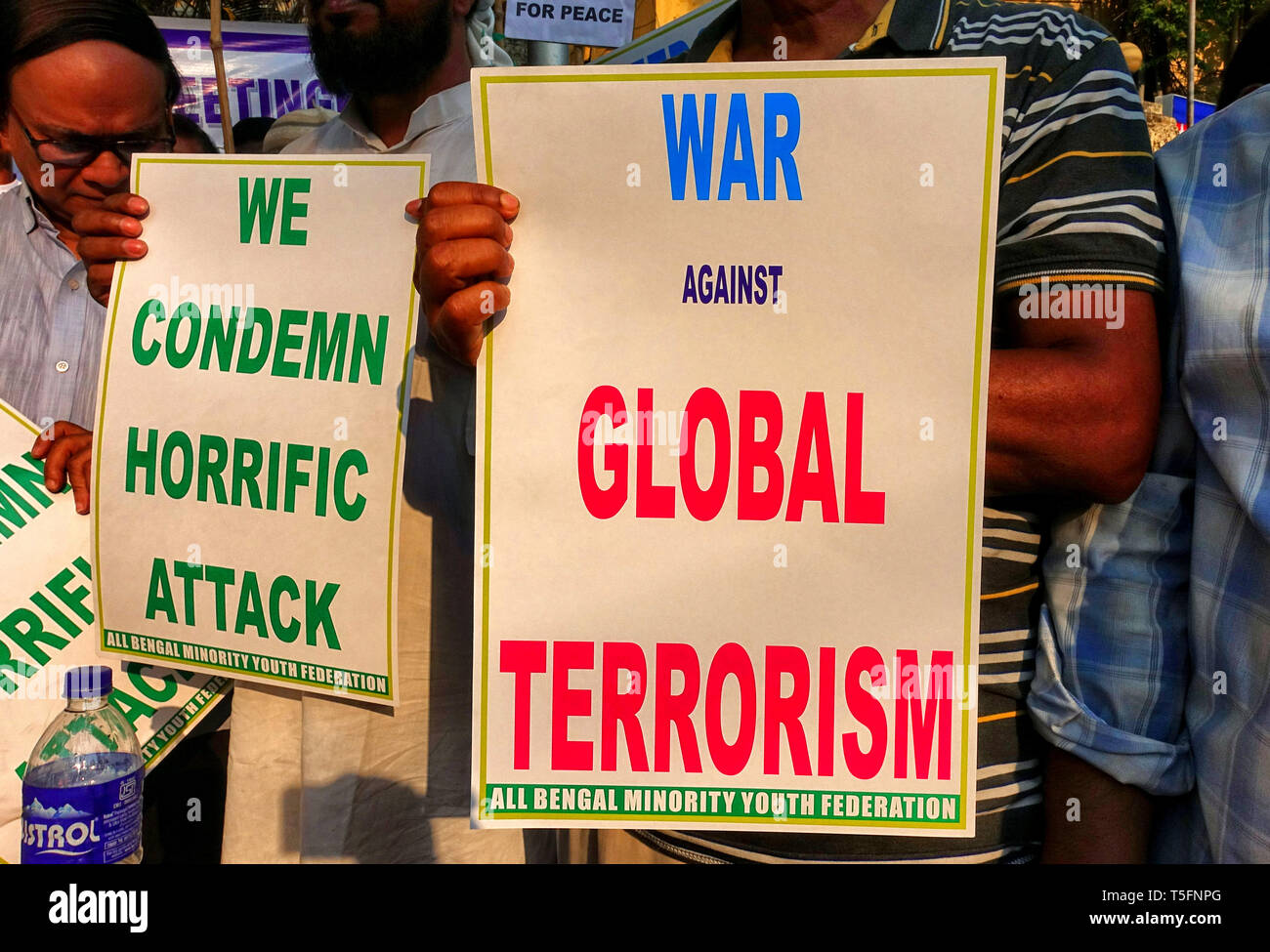 Tutte le minoranza Bengala Federazione Giovanile sostenitori sono visti tenendo cartelli contro ISIS (Stato islamico dell Iraq e il Levante) che hanno sostenuto che quasi 350 innocenti sono stati uccisi da loro durante la Domenica di Pasqua tragedia in Srilanka. Domenica XXI Aprile almeno 300 persone sono morte in esplosione suicida durante la Pasqua la preghiera da un gruppo terroristico in Srilanka. Foto Stock