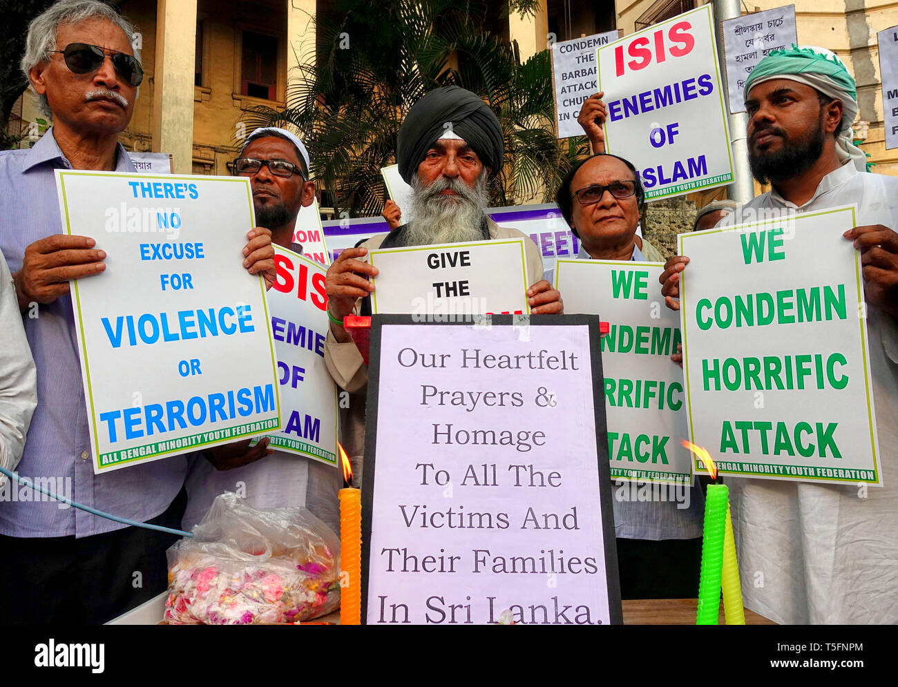 Tutte le minoranza Bengala Federazione Giovanile sostenitori sono visti tenendo cartelli contro ISIS (Stato islamico dell Iraq e il Levante) che hanno sostenuto che quasi 350 innocenti sono stati uccisi da loro durante la Domenica di Pasqua tragedia in Srilanka. Domenica XXI Aprile almeno 300 persone sono morte in esplosione suicida durante la Pasqua la preghiera da un gruppo terroristico in Srilanka. Foto Stock