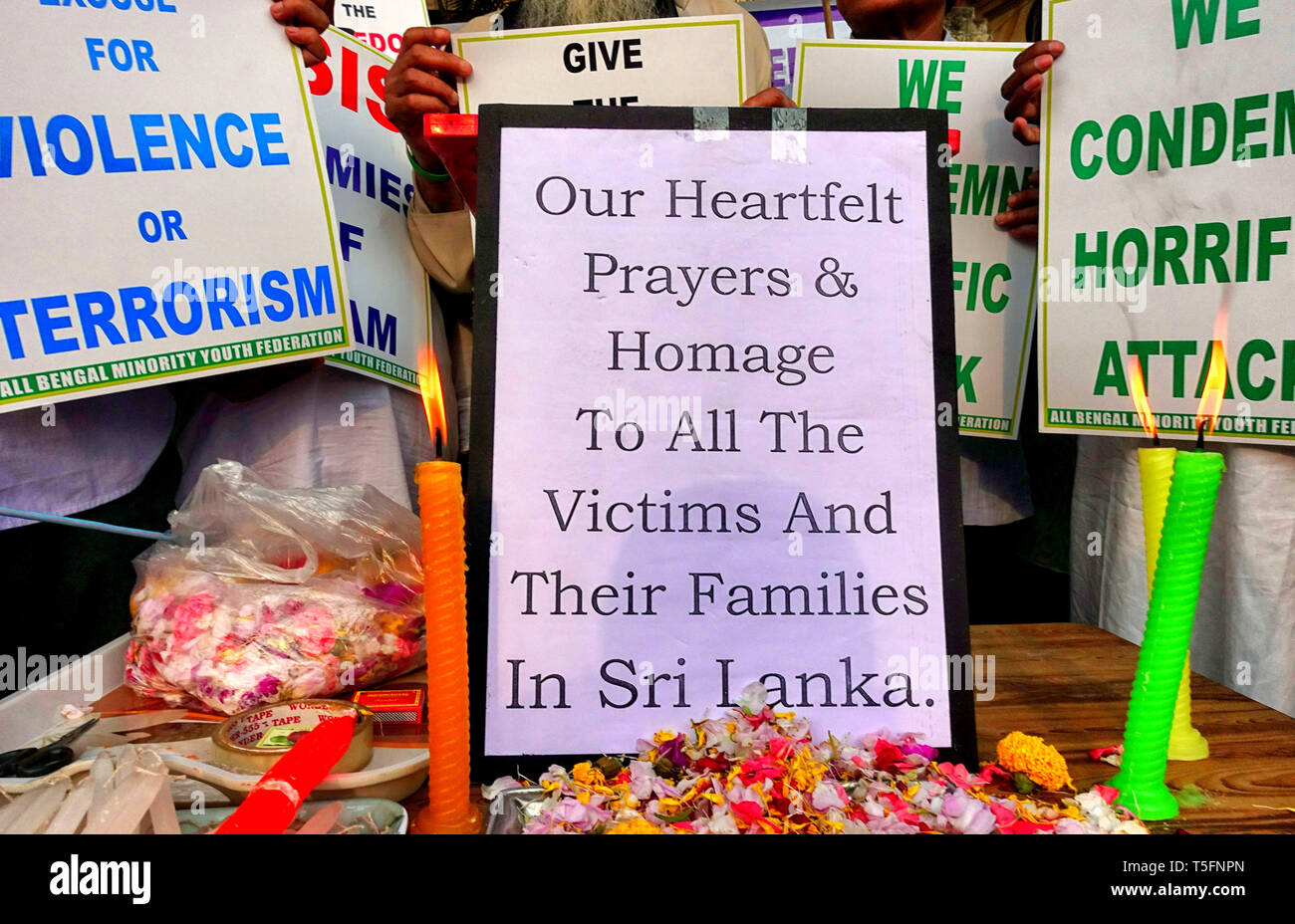 Tutte le minoranza Bengala Federazione Giovanile sostenitori sono visti tenendo cartelli contro ISIS (Stato islamico dell Iraq e il Levante) che hanno sostenuto che quasi 350 innocenti sono stati uccisi da loro durante la Domenica di Pasqua tragedia in Srilanka. Domenica XXI Aprile almeno 300 persone sono morte in esplosione suicida durante la Pasqua la preghiera da un gruppo terroristico in Srilanka. Foto Stock