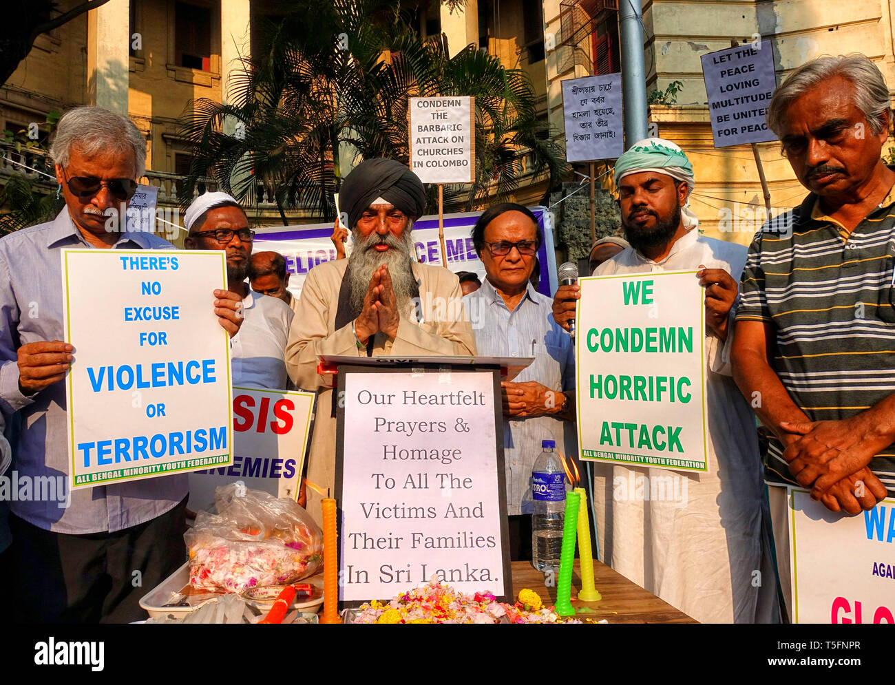 Tutte le minoranza Bengala Federazione Giovanile sostenitori sono visti tenendo cartelli contro ISIS (Stato islamico dell Iraq e il Levante) che hanno sostenuto che quasi 350 innocenti sono stati uccisi da loro durante la Domenica di Pasqua tragedia in Srilanka. Domenica XXI Aprile almeno 300 persone sono morte in esplosione suicida durante la Pasqua la preghiera da un gruppo terroristico in Srilanka. Foto Stock