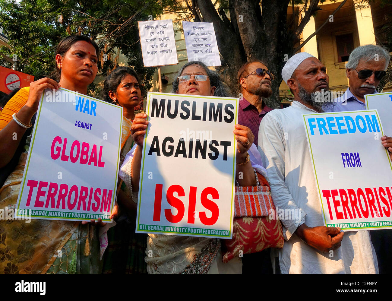 Tutte le minoranza Bengala Federazione Giovanile sostenitori sono visti tenendo cartelli contro ISIS (Stato islamico dell Iraq e il Levante) che hanno sostenuto che quasi 350 innocenti sono stati uccisi da loro durante la Domenica di Pasqua tragedia in Srilanka. Domenica XXI Aprile almeno 300 persone sono morte in esplosione suicida durante la Pasqua la preghiera da un gruppo terroristico in Srilanka. Foto Stock