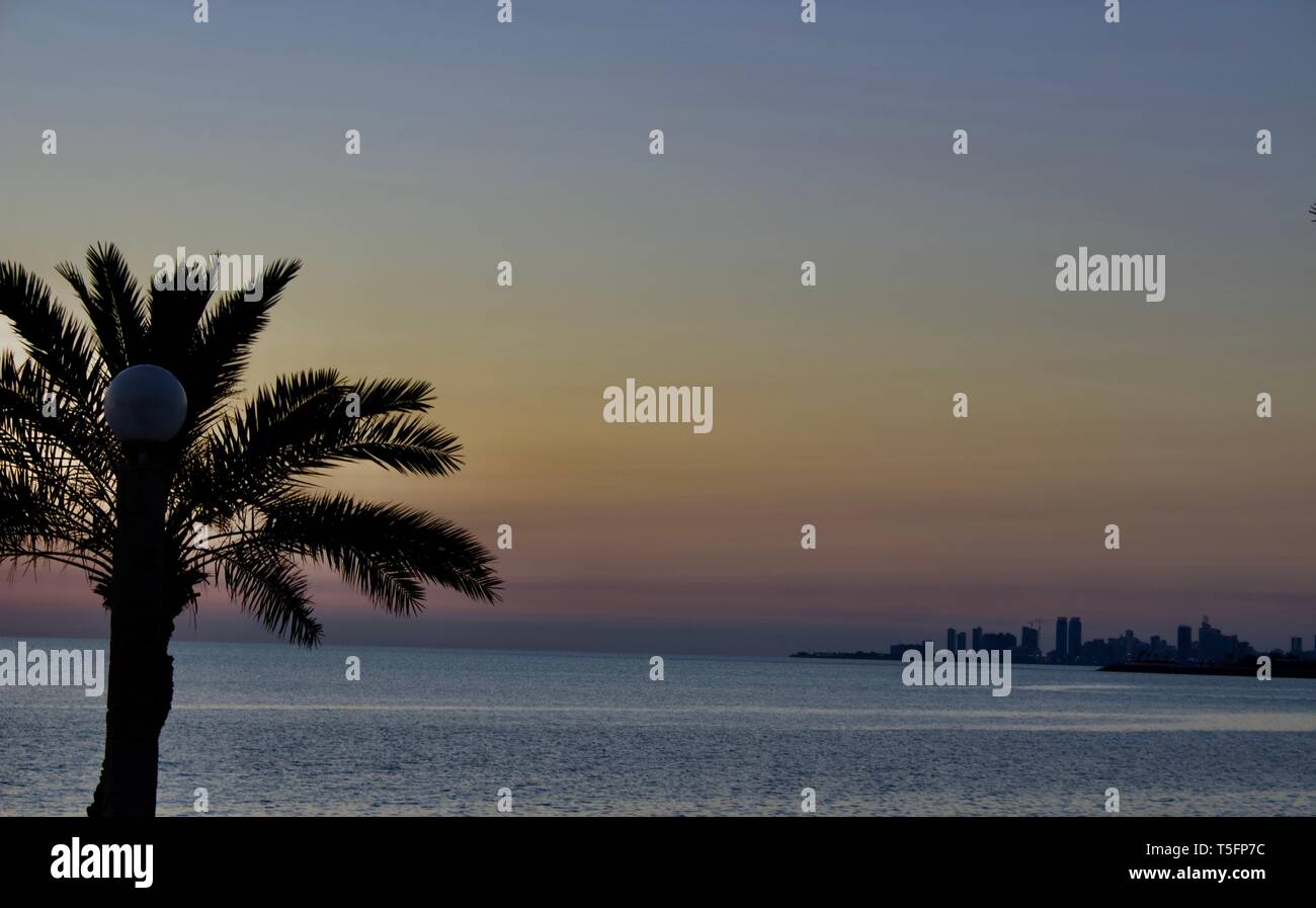 Kuwait sunrise vista da spiaggia Foto Stock