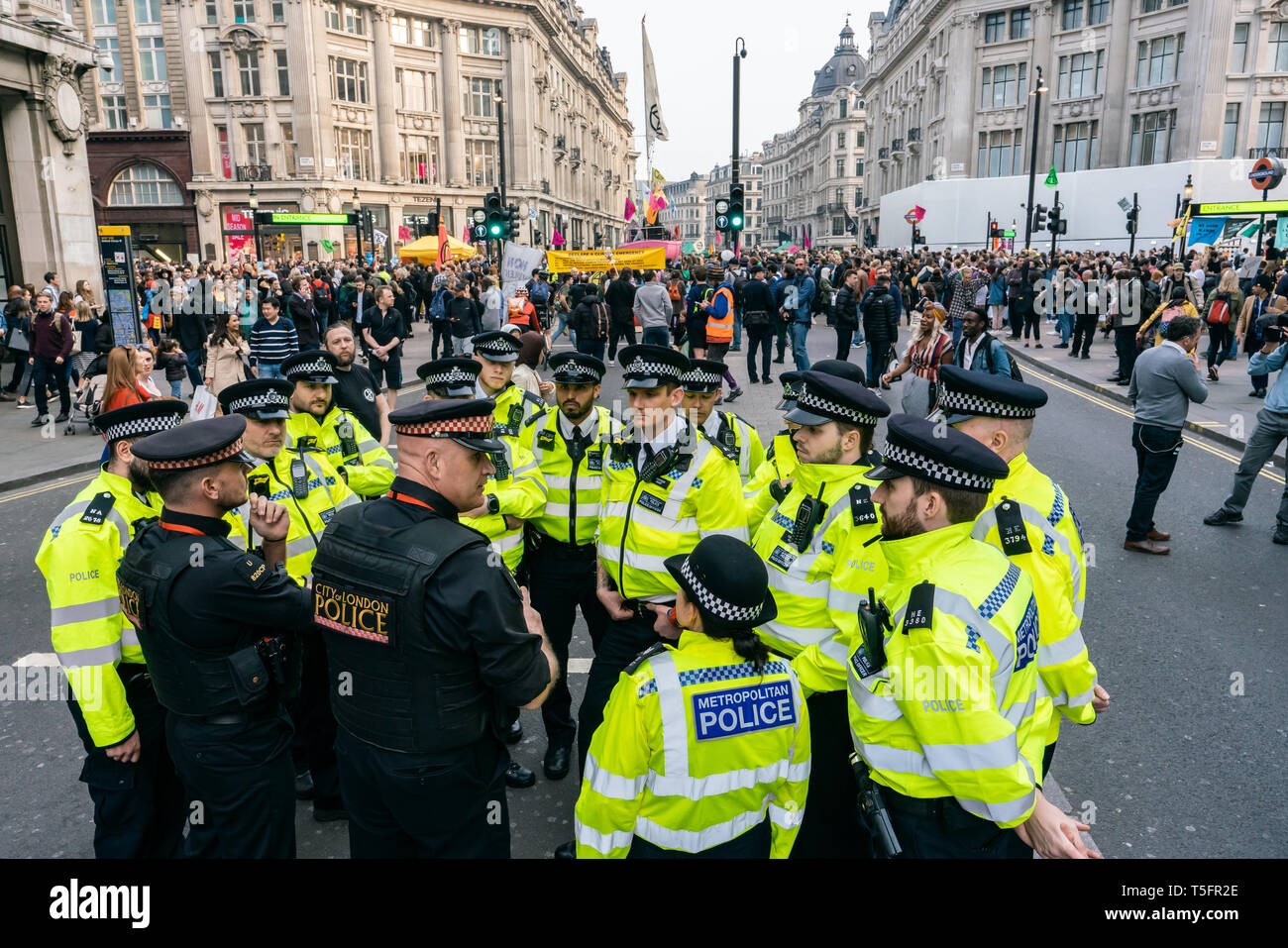 Londra, Regno Unito. Xvii Apr, 2019. Polizia di estinzione della ribellione dimostrazione a Oxford Circus, Londra UK. Credito: Vladimir Morozov/akxmedia Foto Stock