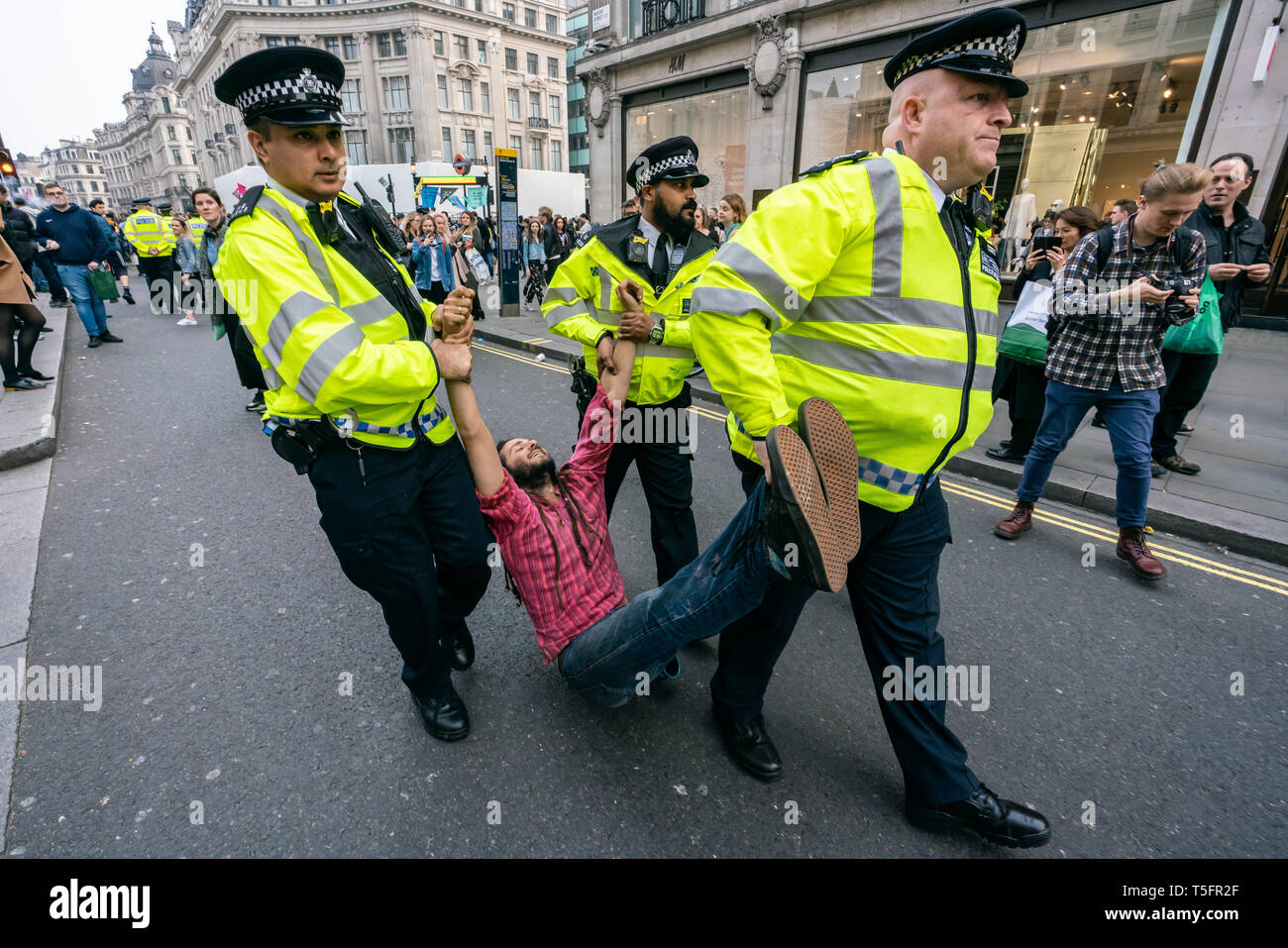 Londra, Regno Unito. Xvii Apr, 2019. Polizia di estinzione della ribellione dimostrazione a Oxford Circus, Londra UK. Credito: Vladimir Morozov/akxmedia Foto Stock