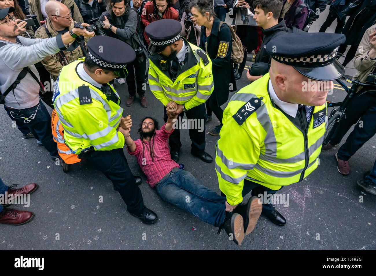 Londra, Regno Unito. Xvii Apr, 2019. Polizia di estinzione della ribellione dimostrazione a Oxford Circus, Londra UK. Credito: Vladimir Morozov/akxmedia Foto Stock