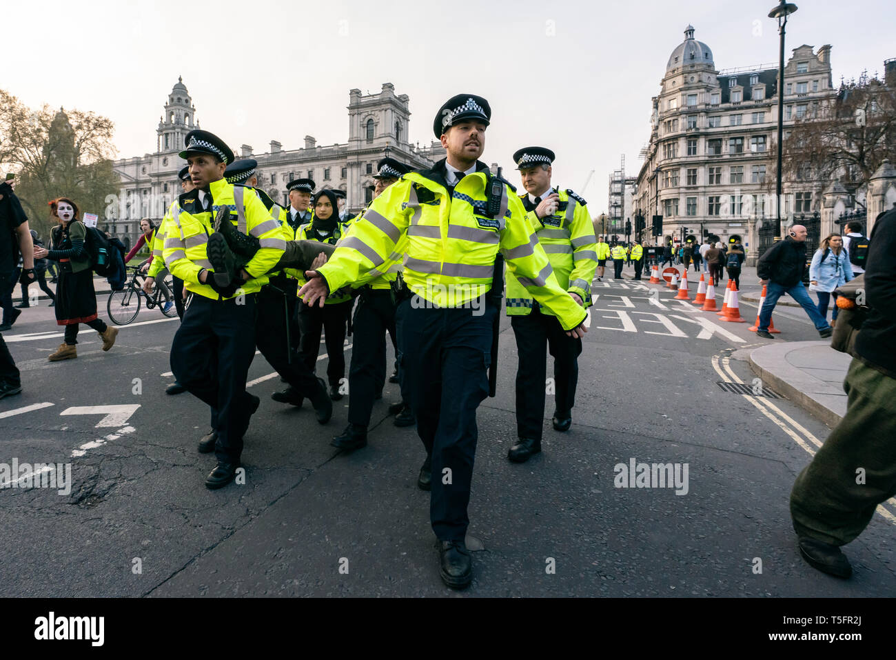 Londra, Regno Unito. Xvii Apr, 2019. Estinzione della ribellione protestor arrestato alla dimostrazione presso la piazza del Parlamento, Londra UK. Credito: Vladimir Morozov/akx Foto Stock