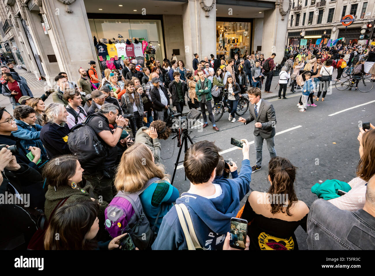 Londra, Regno Unito. Xvii Apr, 2019. Tom Walker eseguendo come suo carattere Jonathan torta come estinzione dimostrazione di ribellione guarda a Oxford Circus , Londra Foto Stock